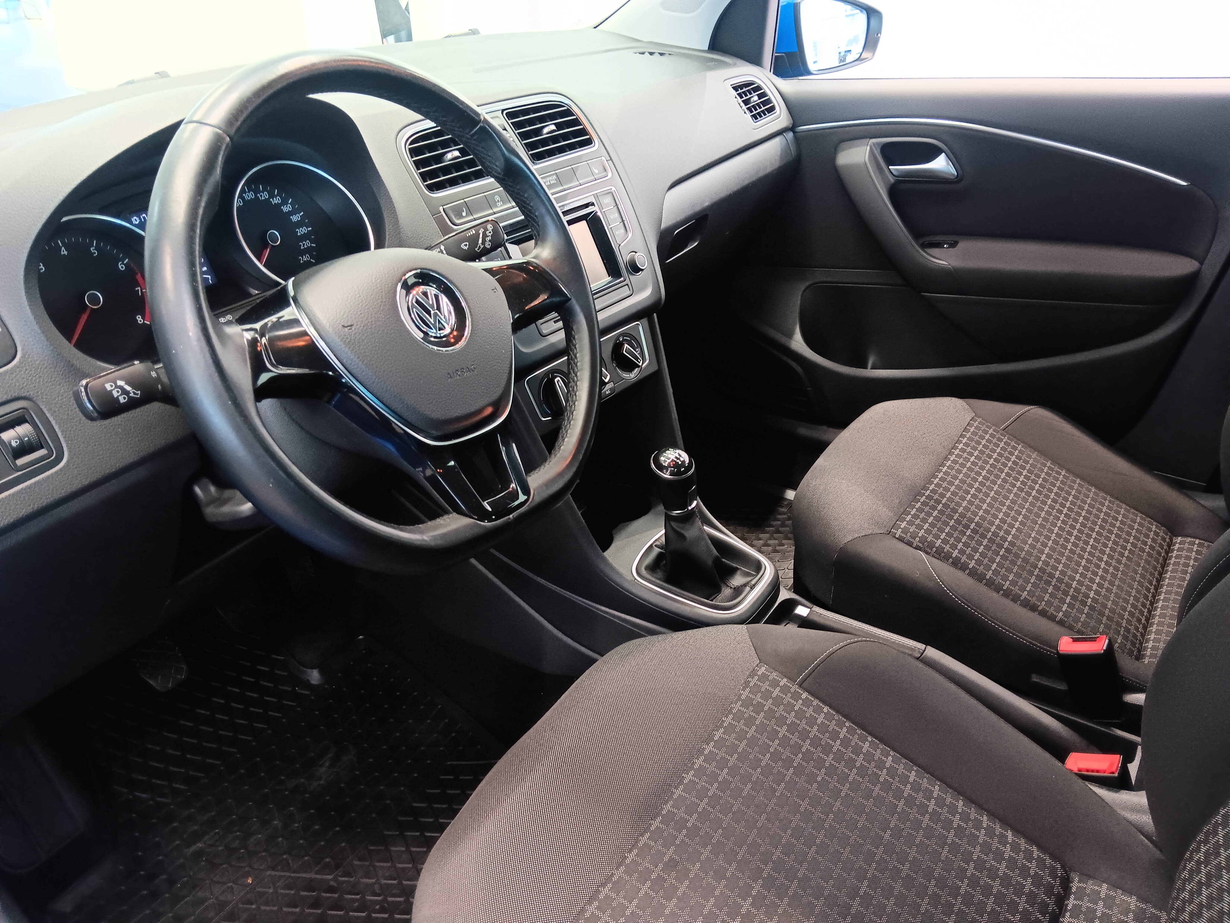 Volkswagen Polo 2015, photo 7/19