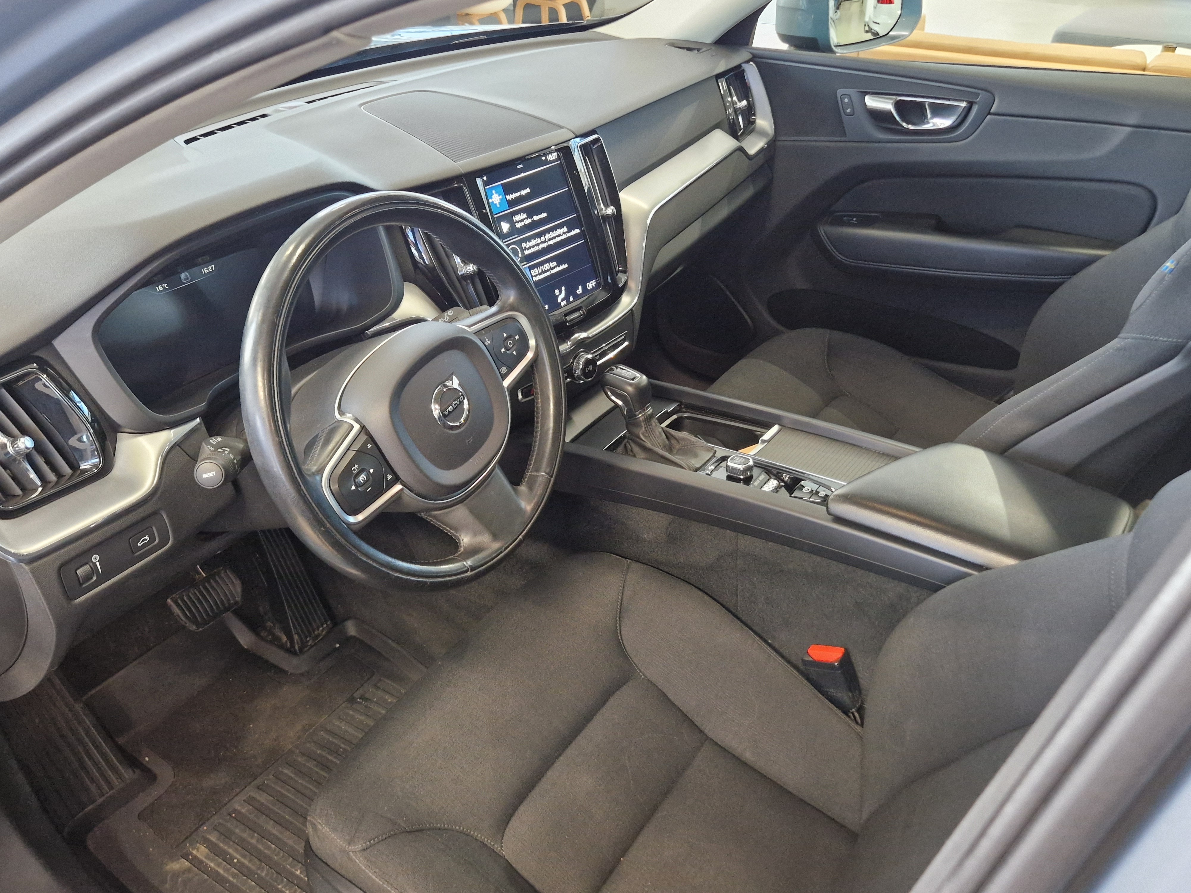 Volvo XC60 D4 Momentum aut 2019, kuva 4/17
