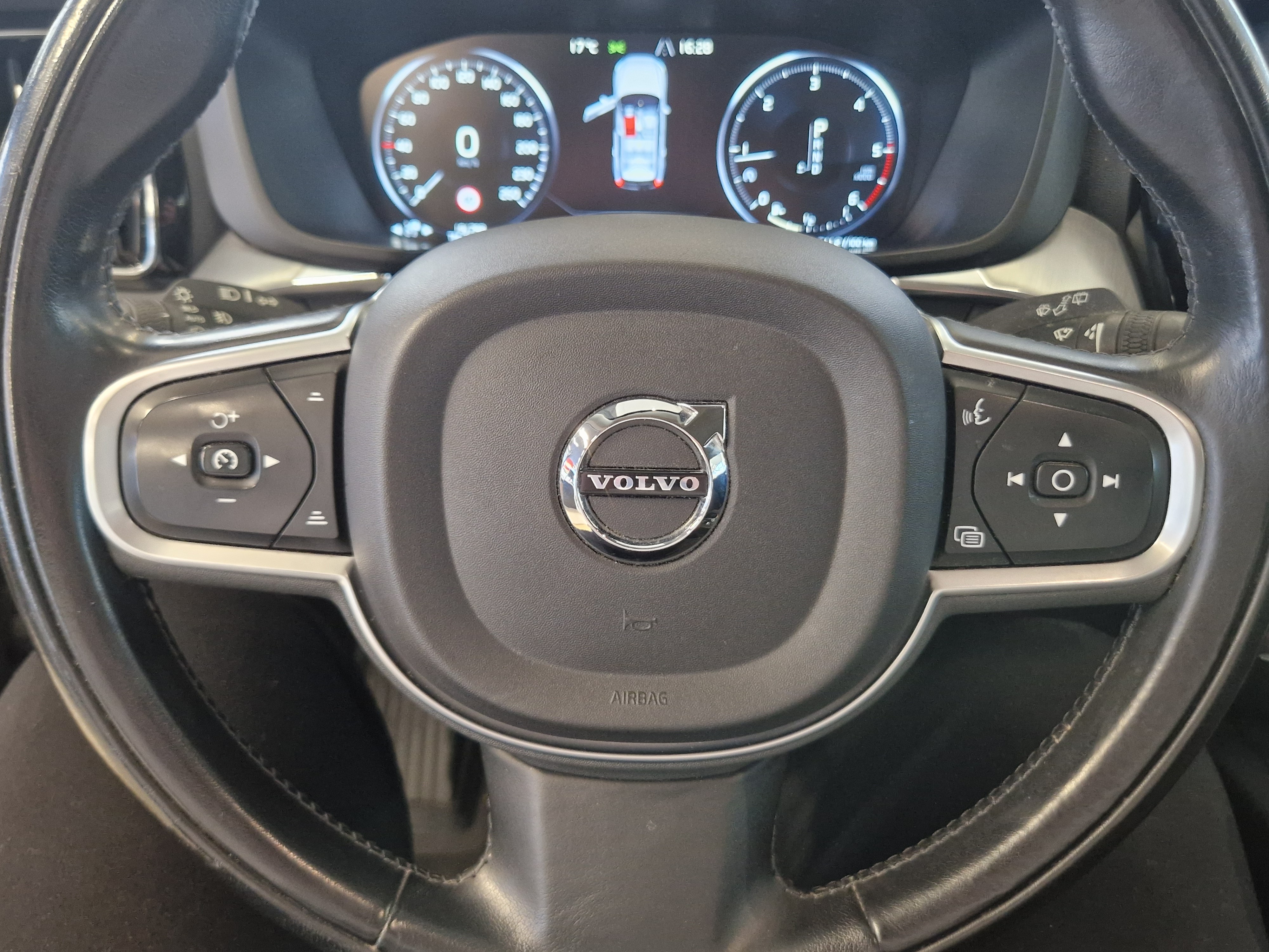 Volvo XC60 D4 Momentum aut 2019, kuva 6/17