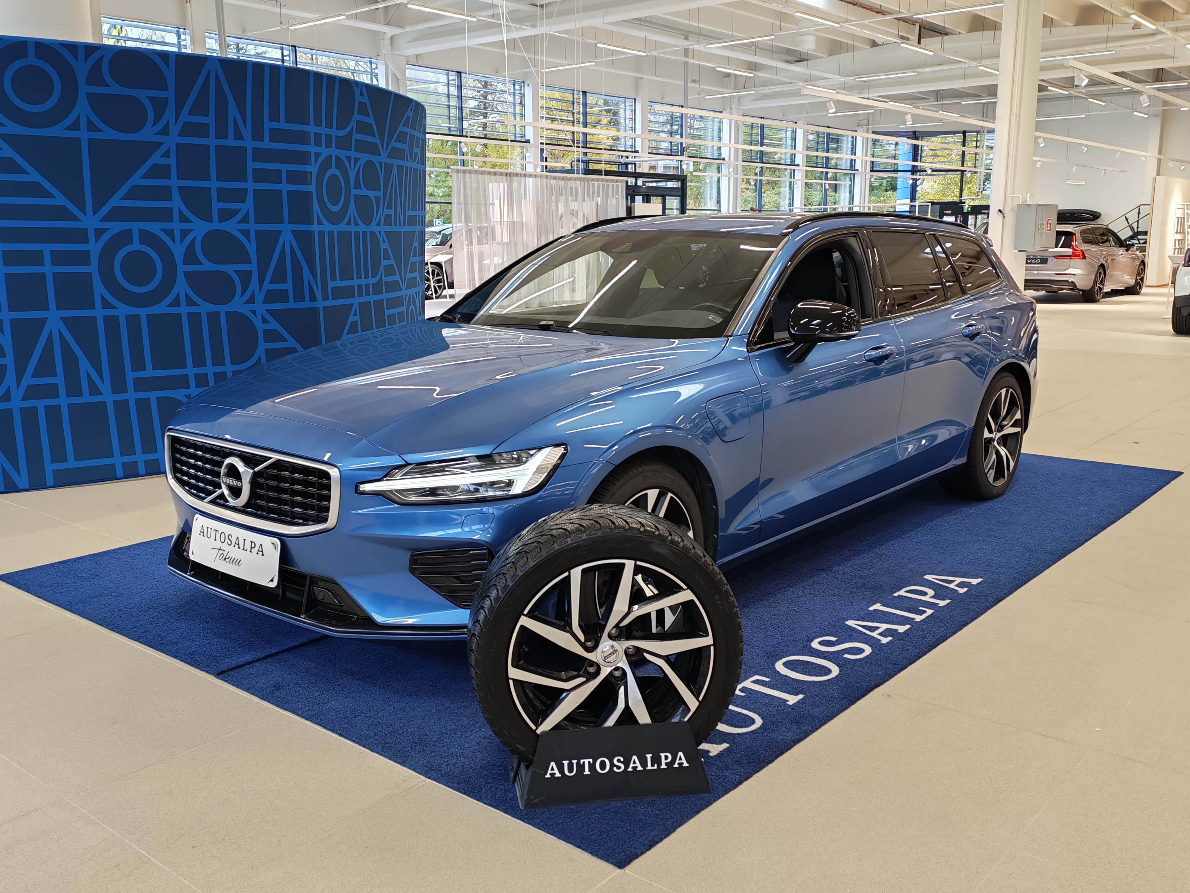Volvo V60 T8 AWD R-Design aut 2019, bild 2/21