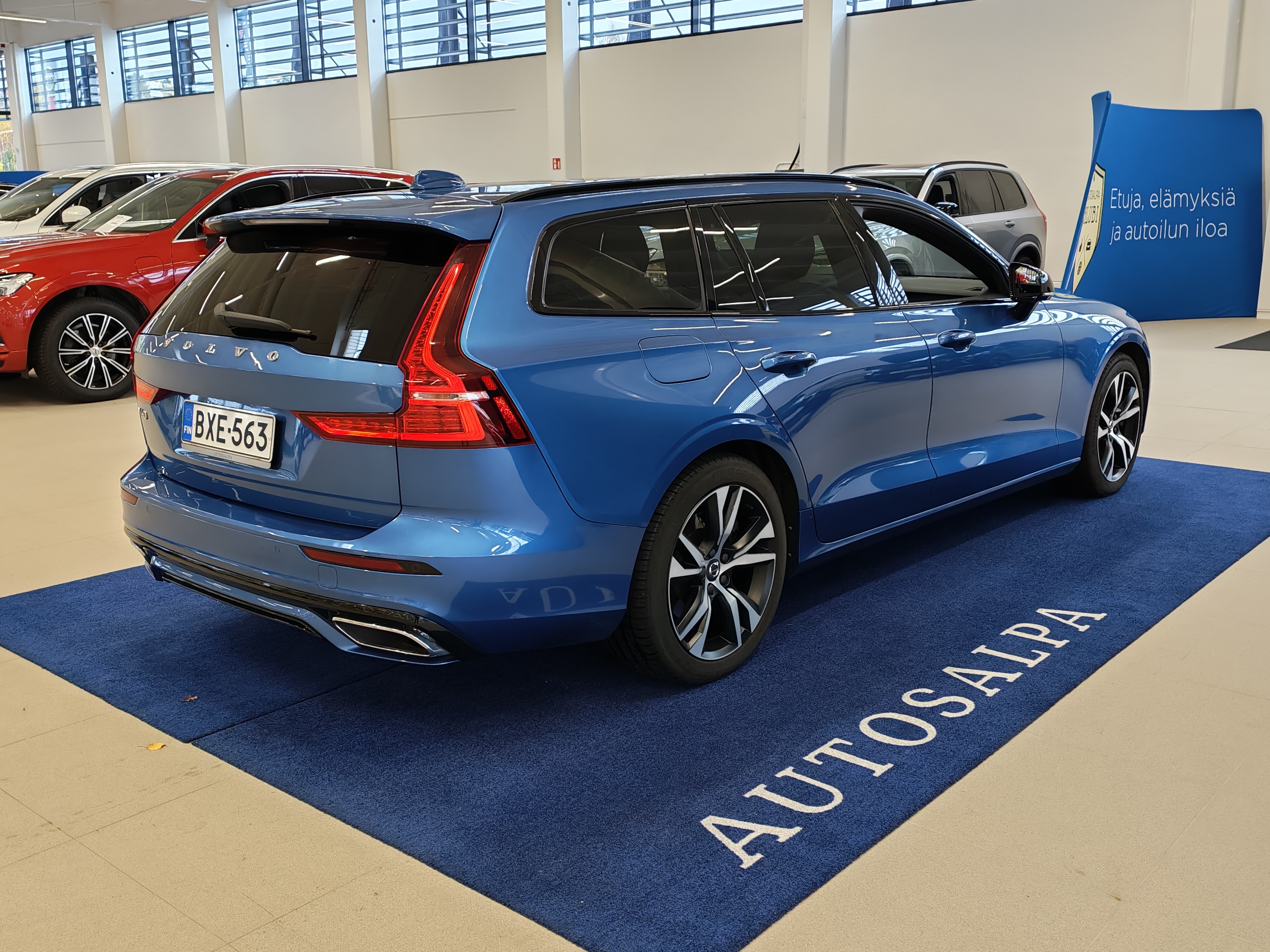 Volvo V60 T8 AWD R-Design aut 2019, bild 3/21