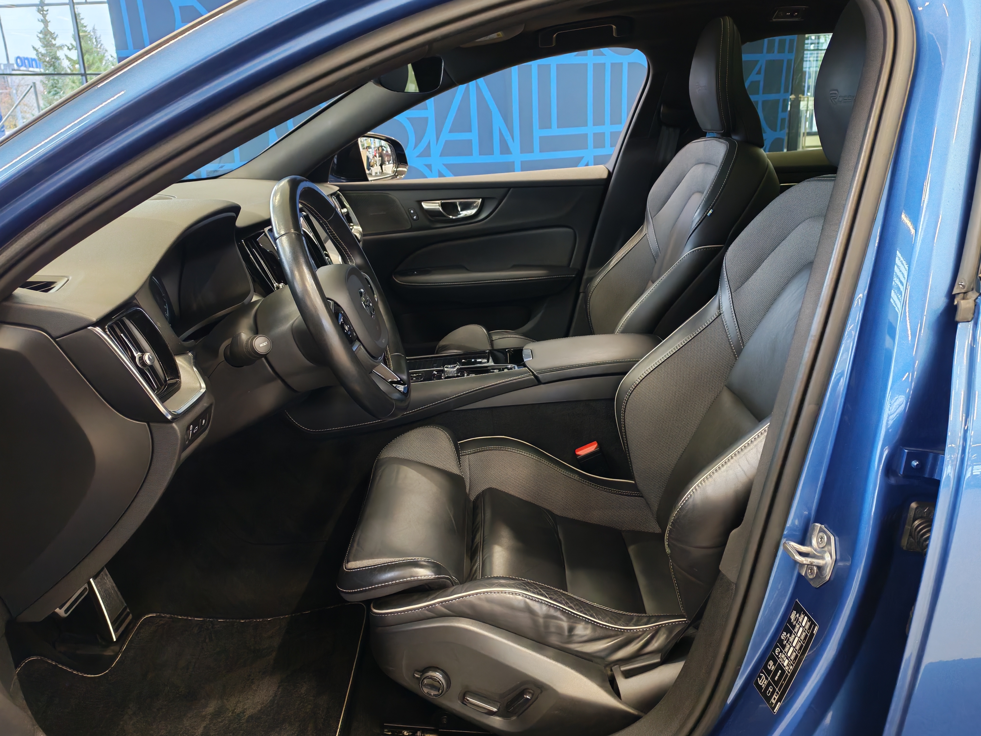 Volvo V60 T8 AWD R-DESIGN AUT TAKUU 12KK/20TKM
