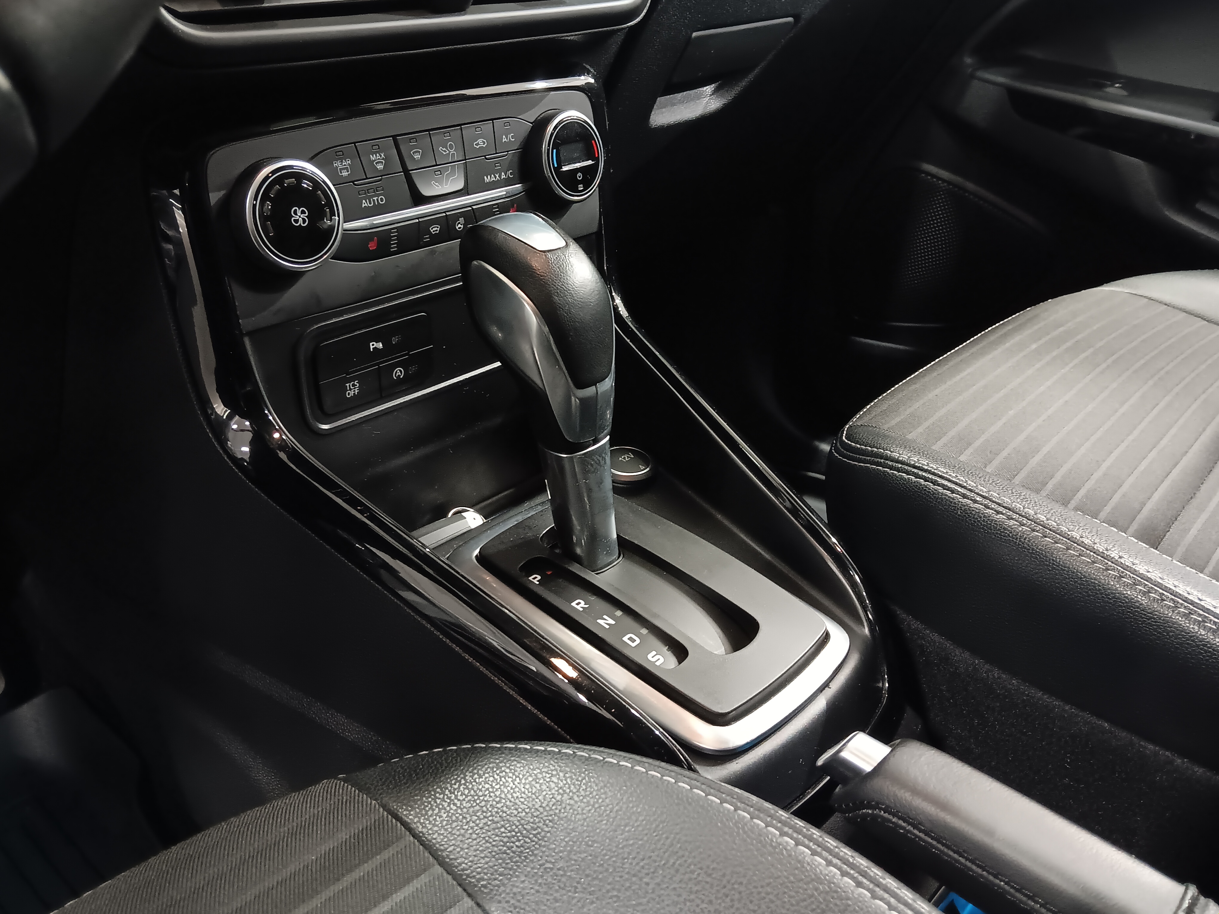 Ford ECOSPORT 1,0 ECOBOOST 125HV A6 TITANIUM 5-OVINEN