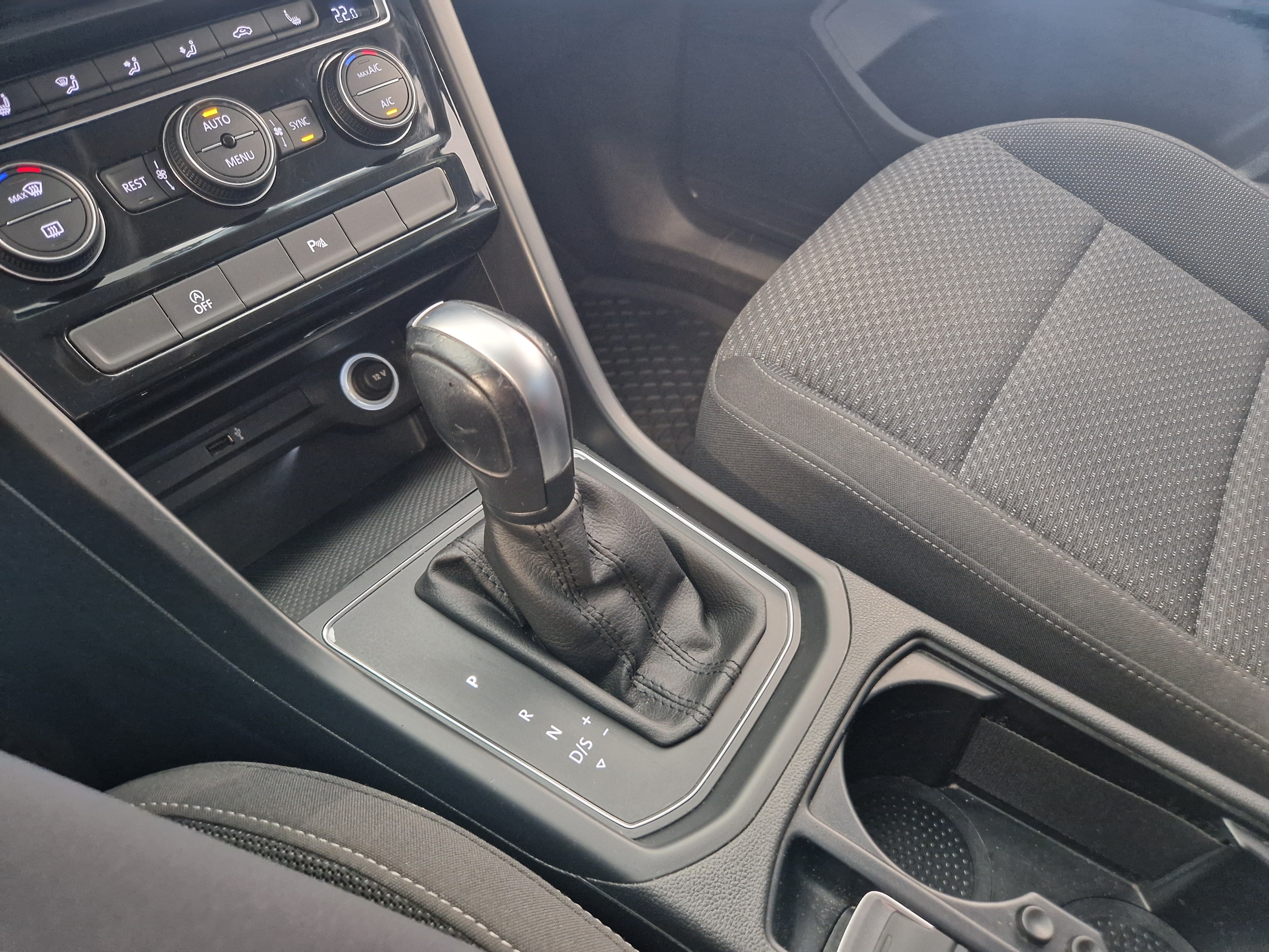Volkswagen TOURAN R-LINE 1,5 TSI EVO 110 KW DSG-AUTOMAATTI