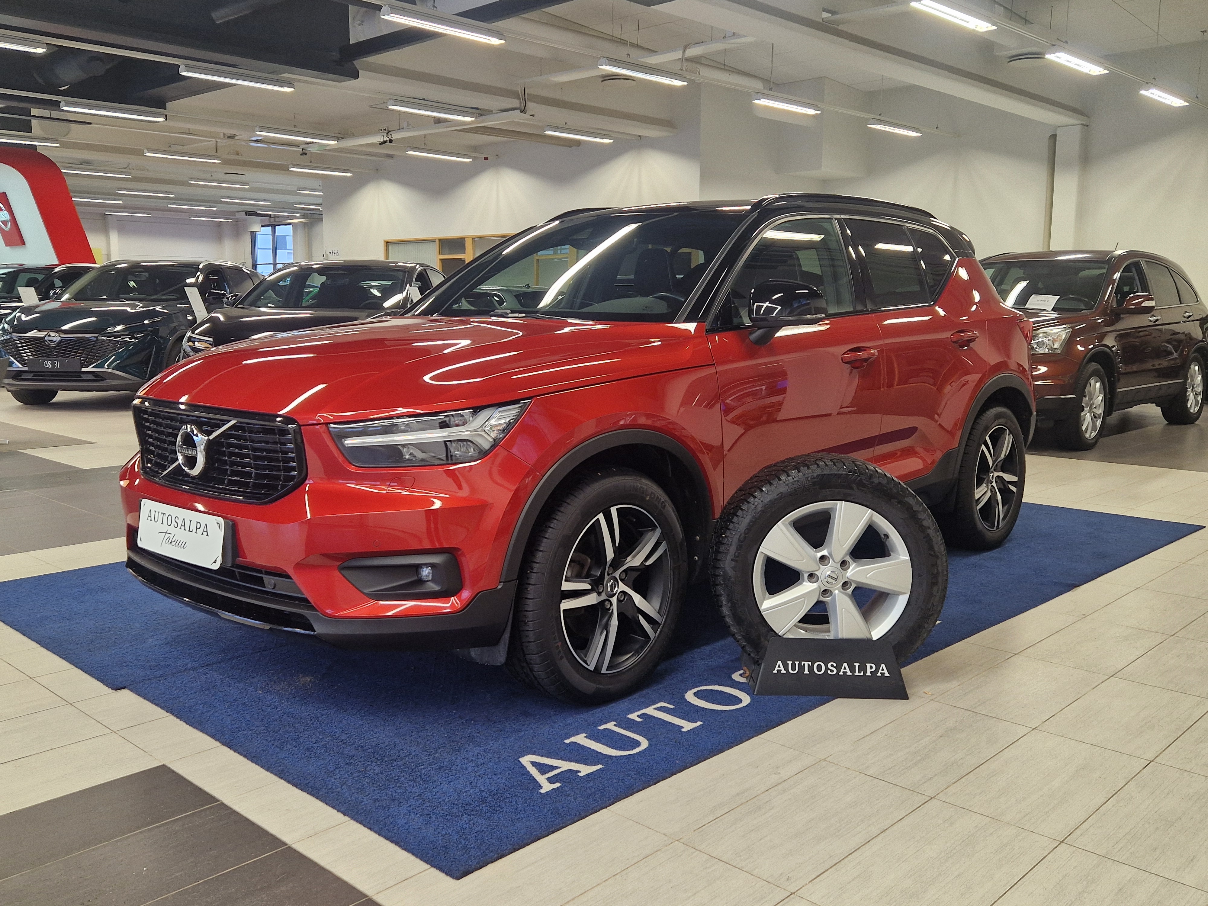 Volvo XC40 B4 AWD MHEV R-Design 2021, kuva 2/21