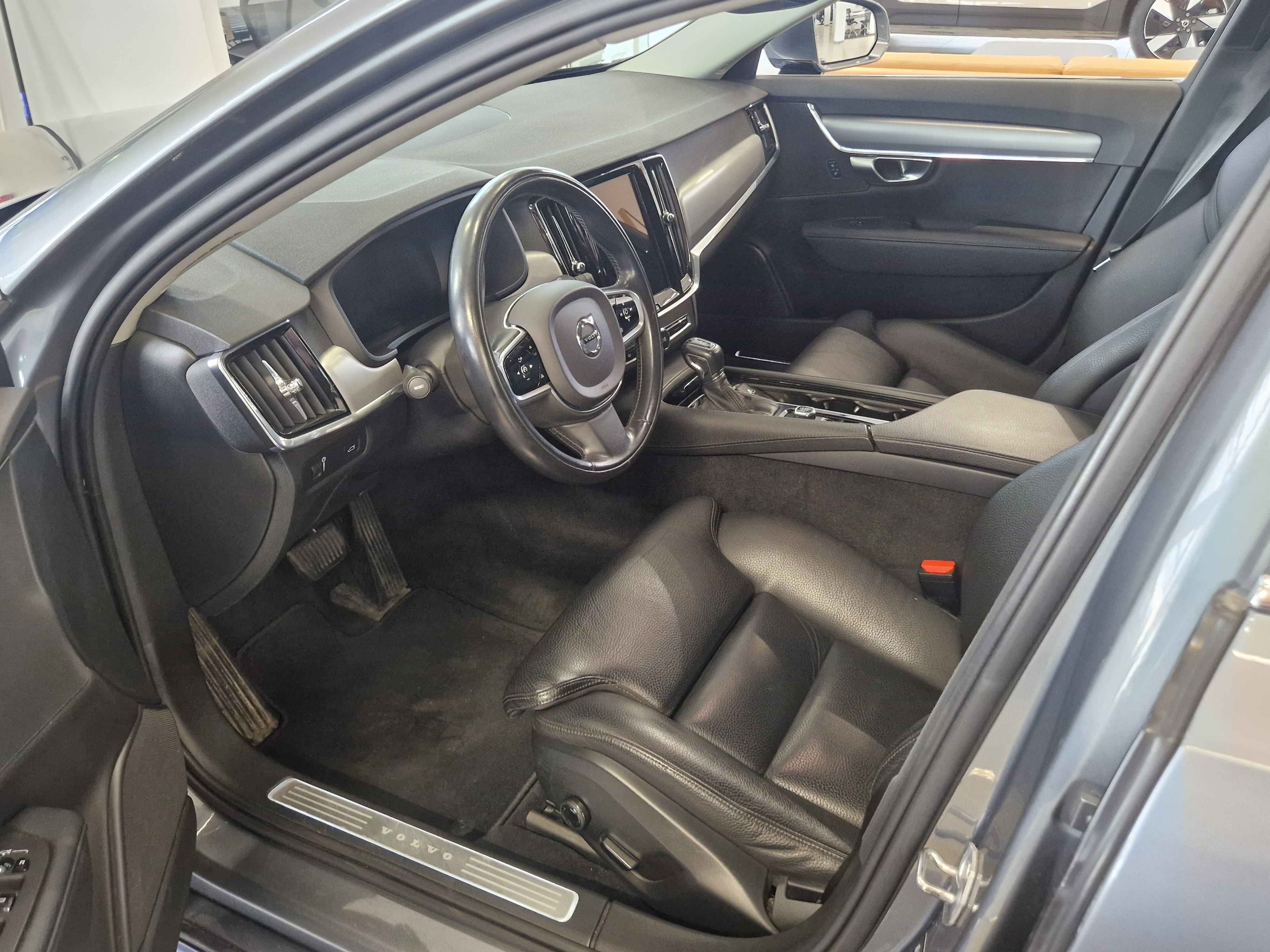 Volvo V90 D3 AWD MOMENTUM AUT TAKUU 12KK /20TKM