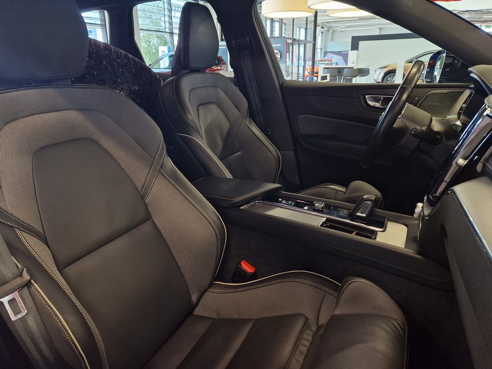 Volvo XC60 B4 AWD D-MHEV R-DESIGN TAKUU 12KK/20TKM