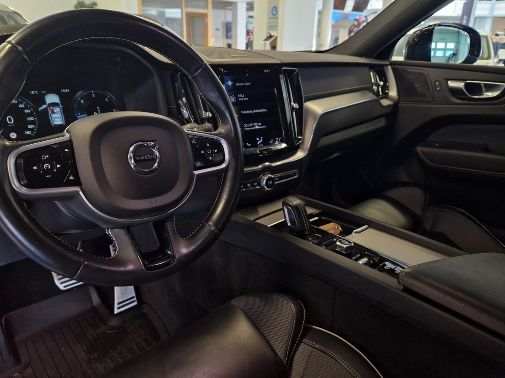 Volvo XC60 B4 AWD D-MHEV R-DESIGN TAKUU 12KK/20TKM