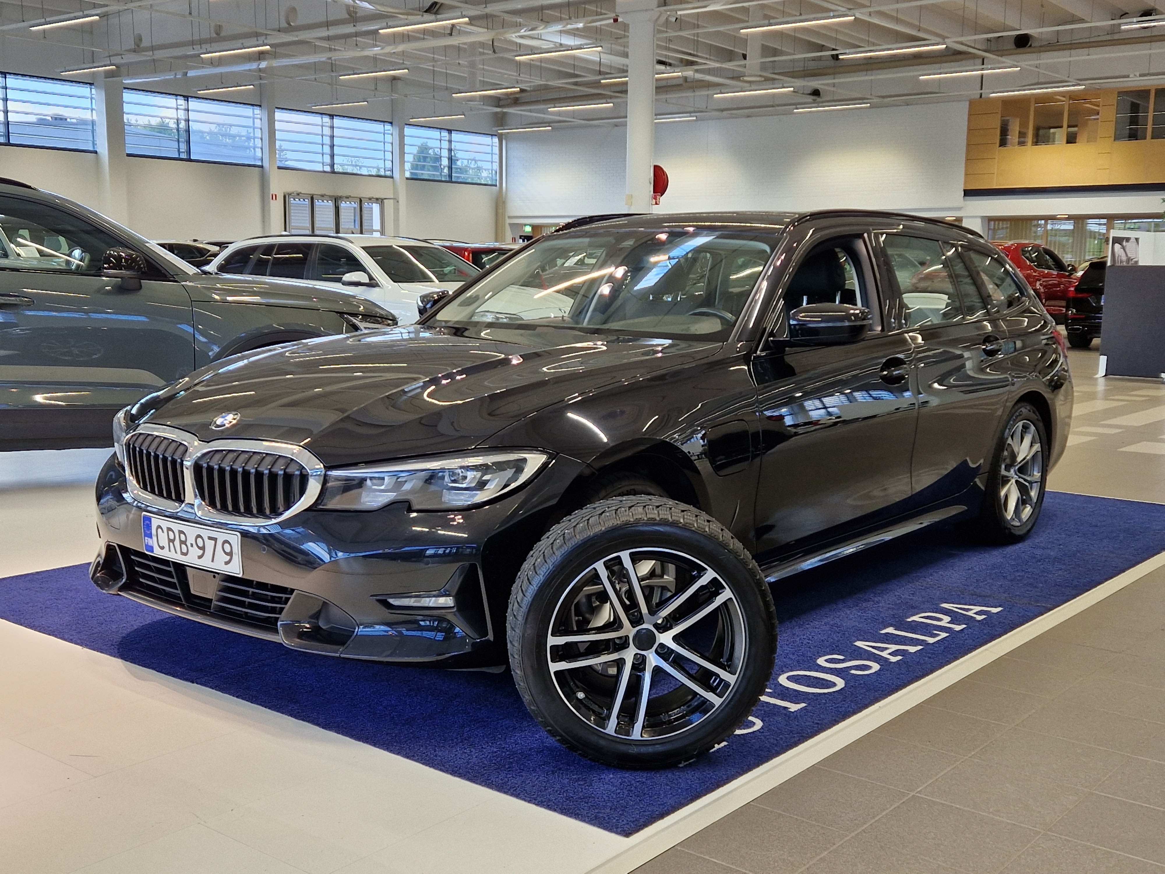 BMW 330 G21 Touring 330e Business Sport 2021, kuva 2/17