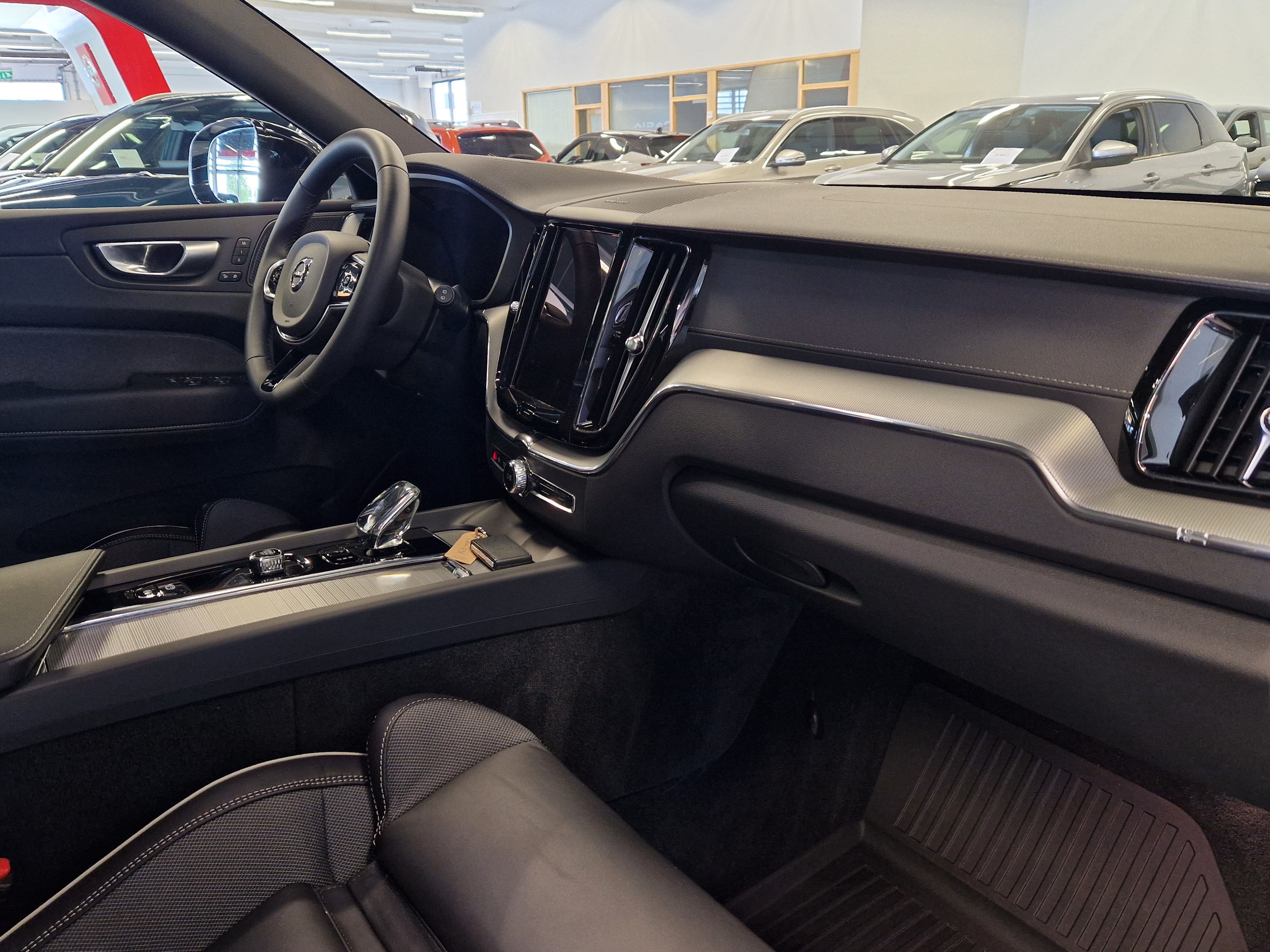 Volvo XC60 T8 AWD LONG RANGE ULTIMATE DARK TAKUU 24KK/40TKM