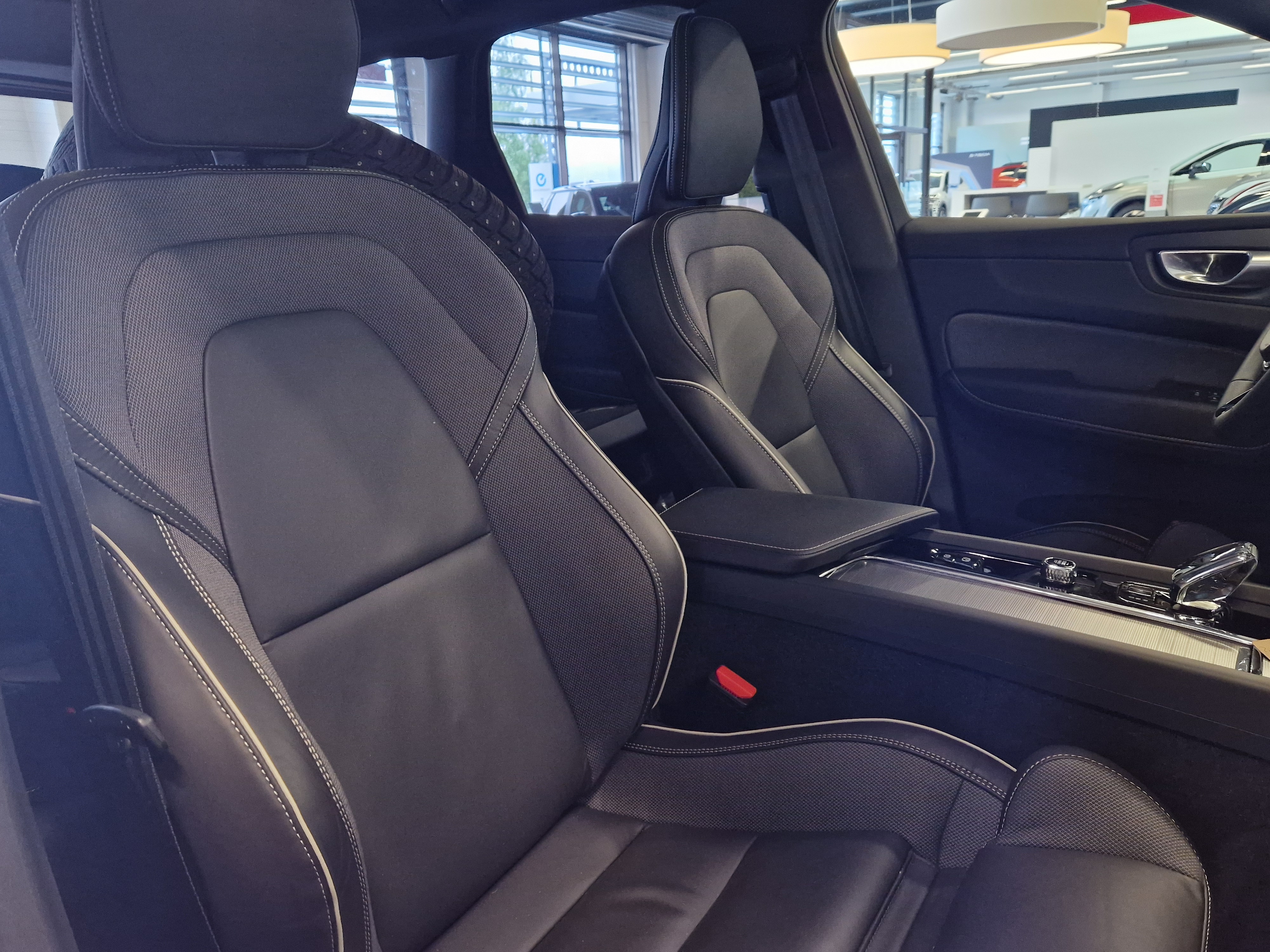 Volvo XC60 T8 AWD LONG RANGE ULTIMATE DARK TAKUU 24KK/40TKM