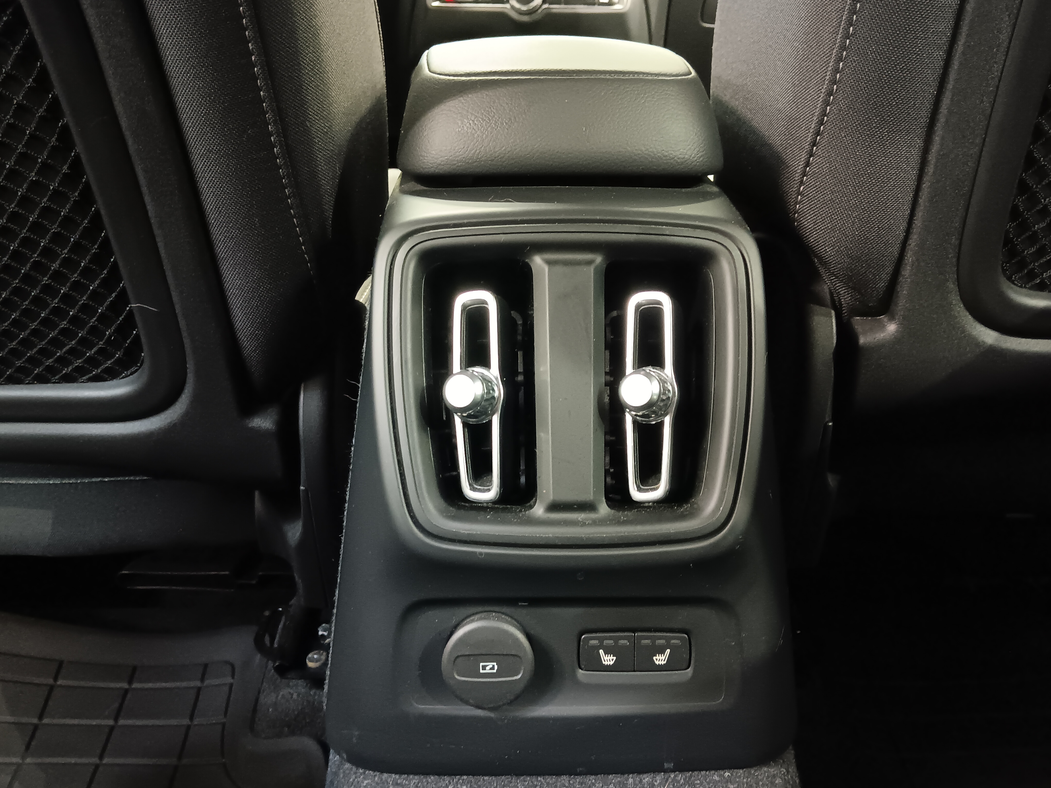 Volvo XC40 T4 TWE PLUS DARK TAKUU 24KK/40TKM
