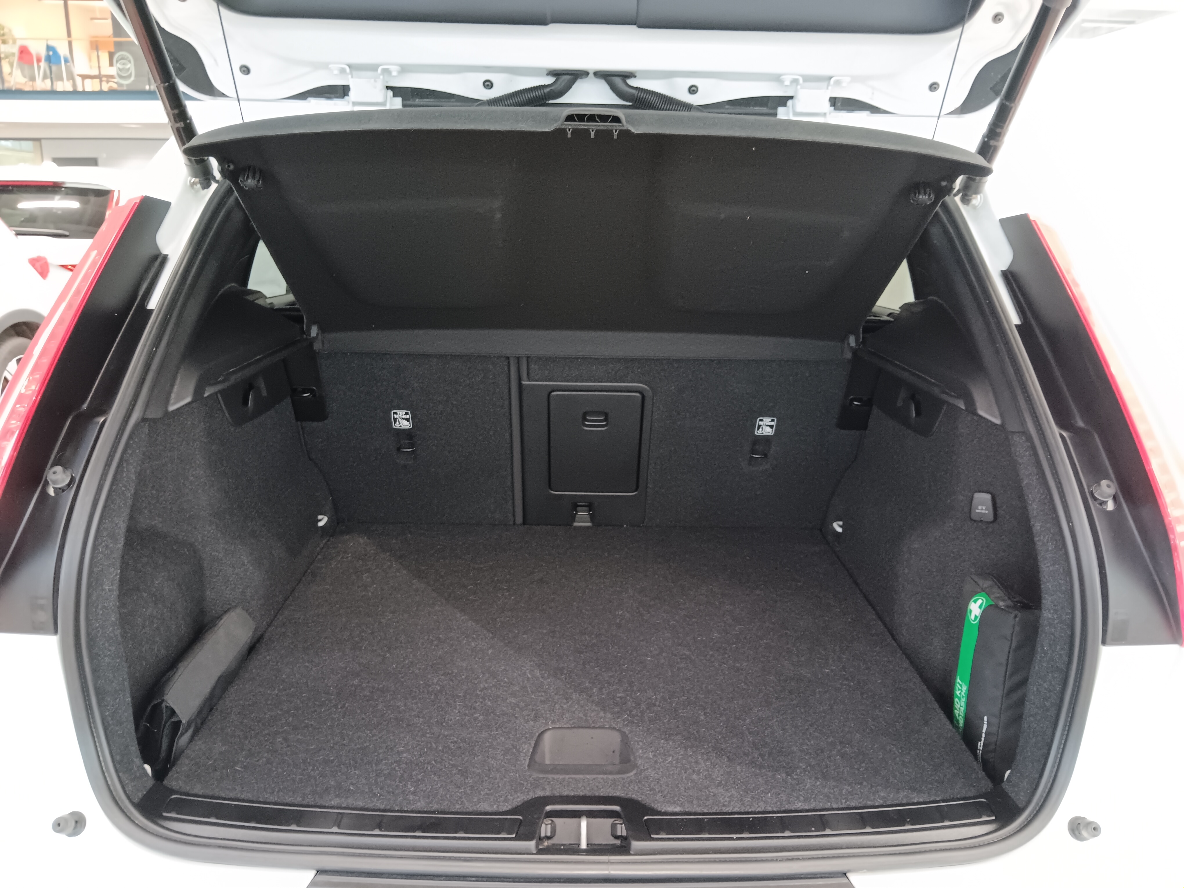 Volvo XC40 T4 TwE Plus Dark 2024, kuva 5/27