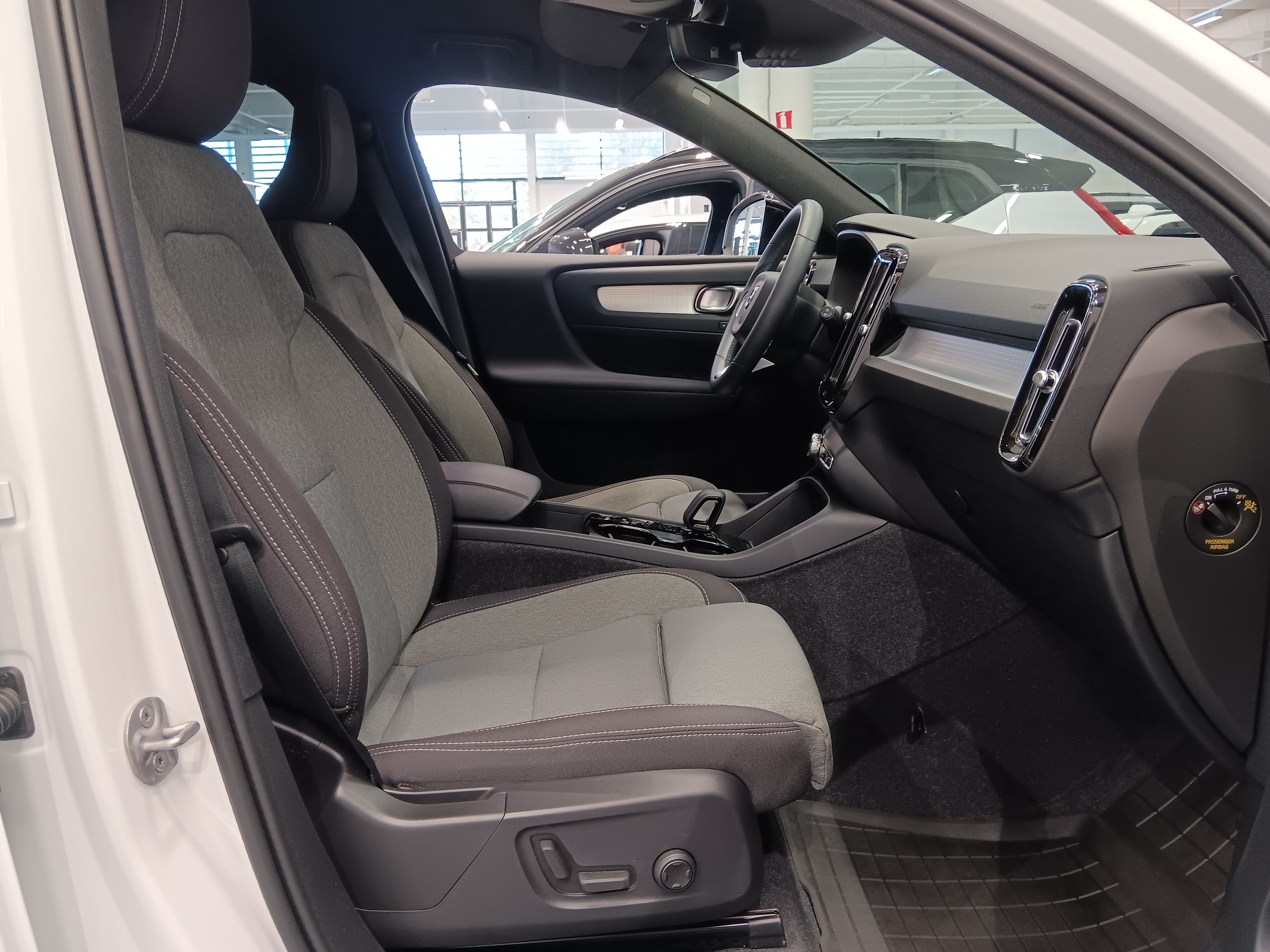 Volvo XC40 T4 TWE PLUS DARK TAKUU 24KK/40TKM