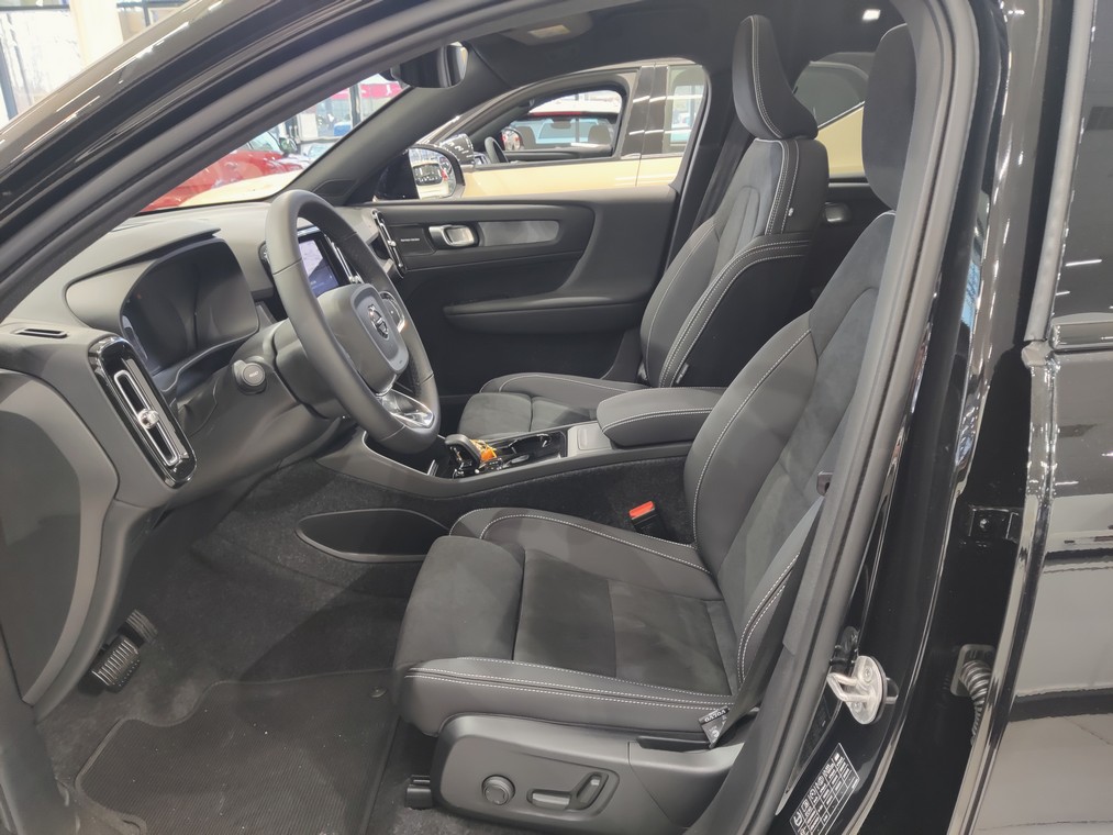 Volvo EC40 TWIN PERFORMANCE ULTRA PRO BLACK EDITION