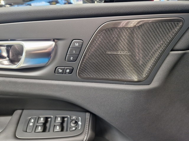 Volvo XC60 T6 AWD LONG RANGE PLUS PRO DARK.