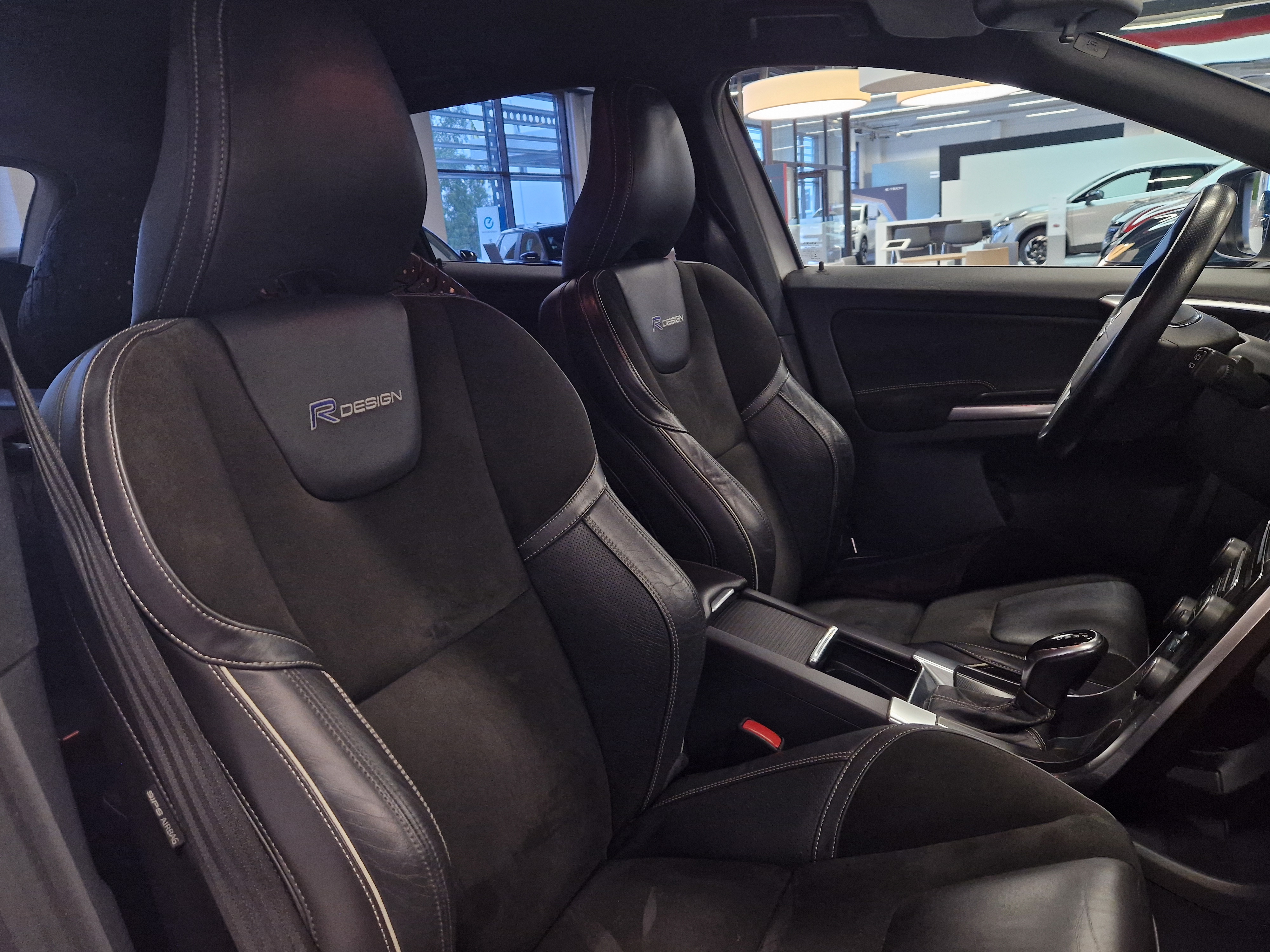 Volvo XC60 D4 AWD R-DESIGN AUT