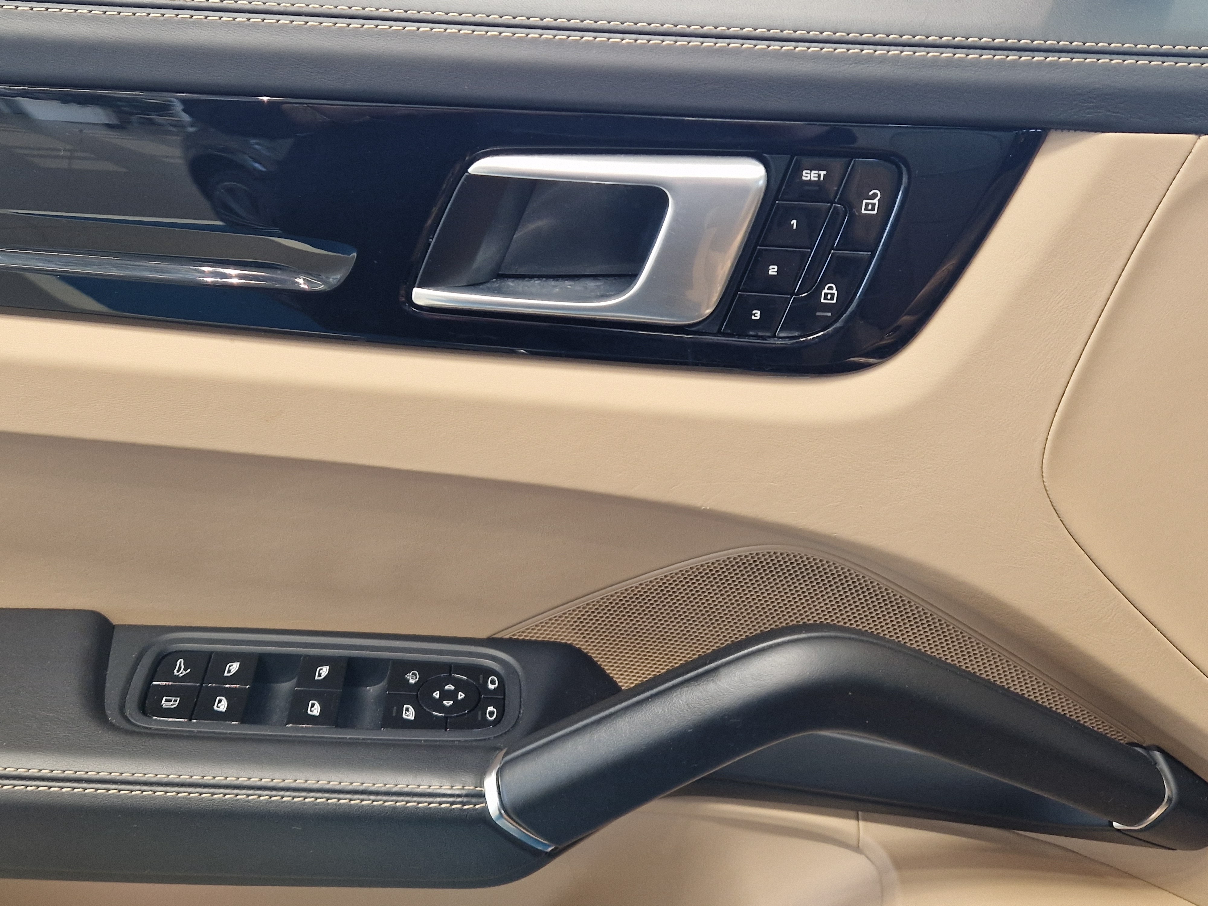 Porsche CAYENNE E-HYBRID ADVANTAGE PACKAGE