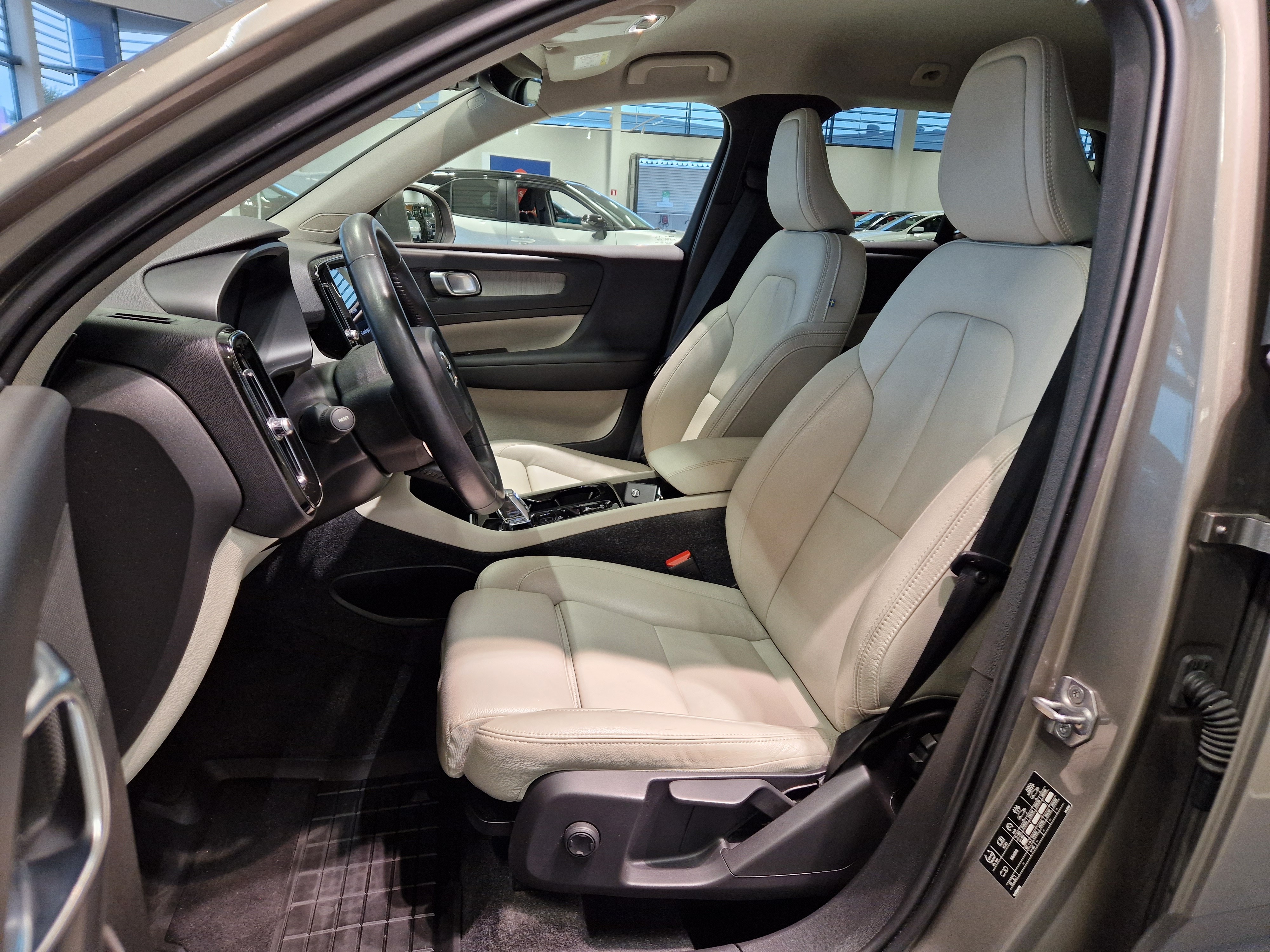Volvo XC40 T5 TwE Business Inscription 2021, photo 7/17