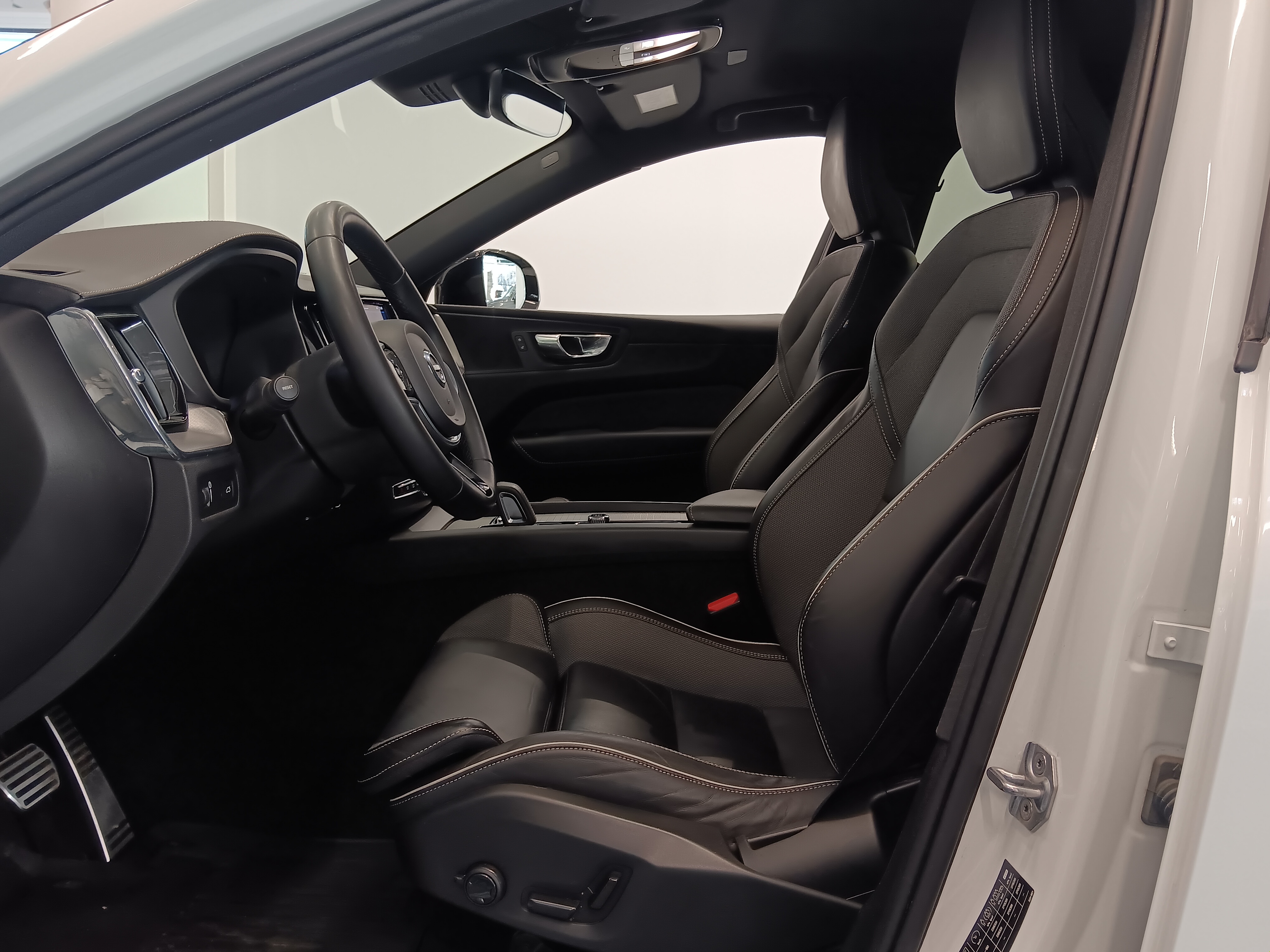 Volvo XC60 B4 AWD D-MHEV BUSINESS R-DESIGN EDITION AUT