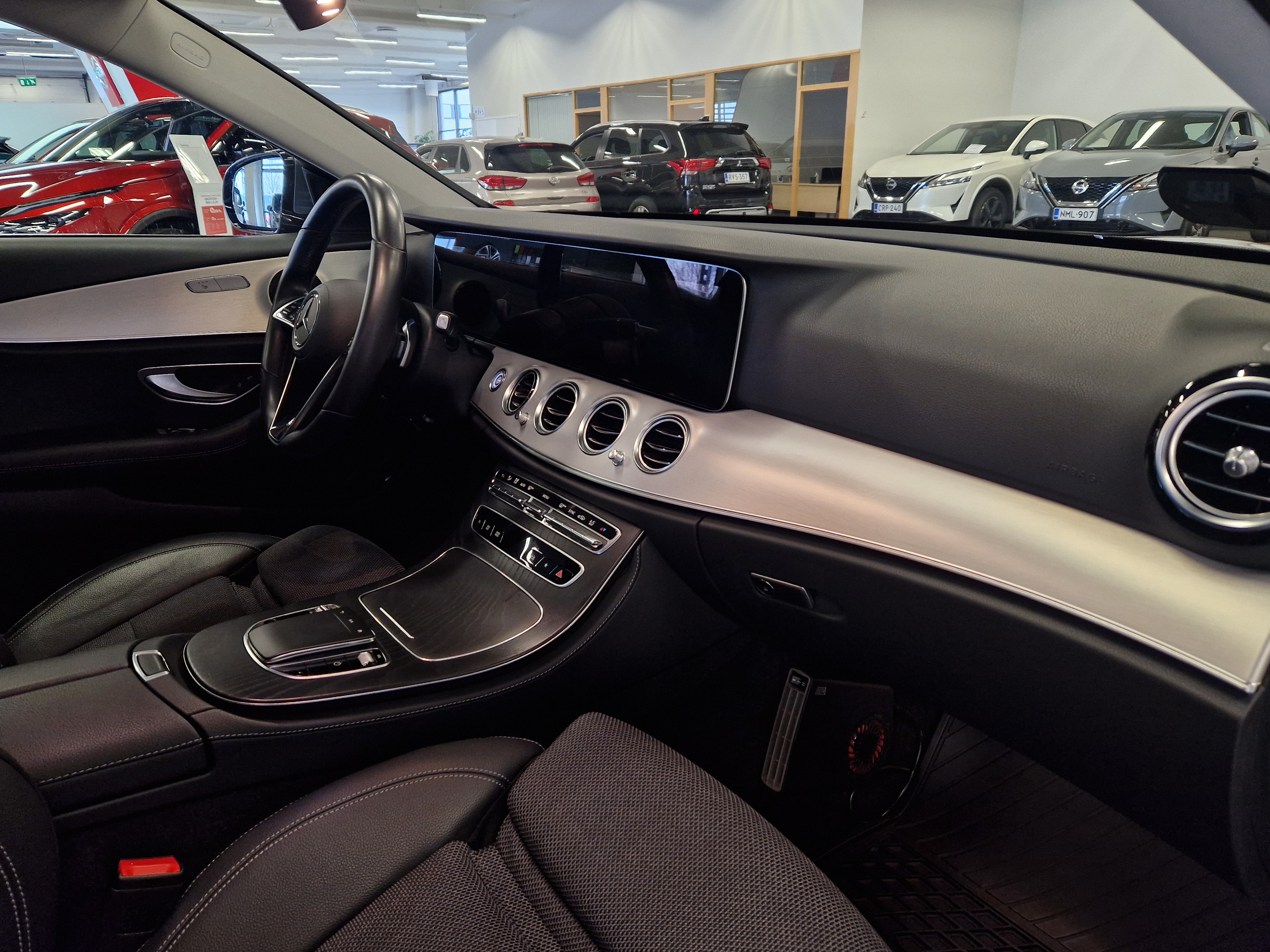 Mercedes-benz E 220 D EDITION 4MATIC A TAKUU 24KK/40TKM AVANTGARDE