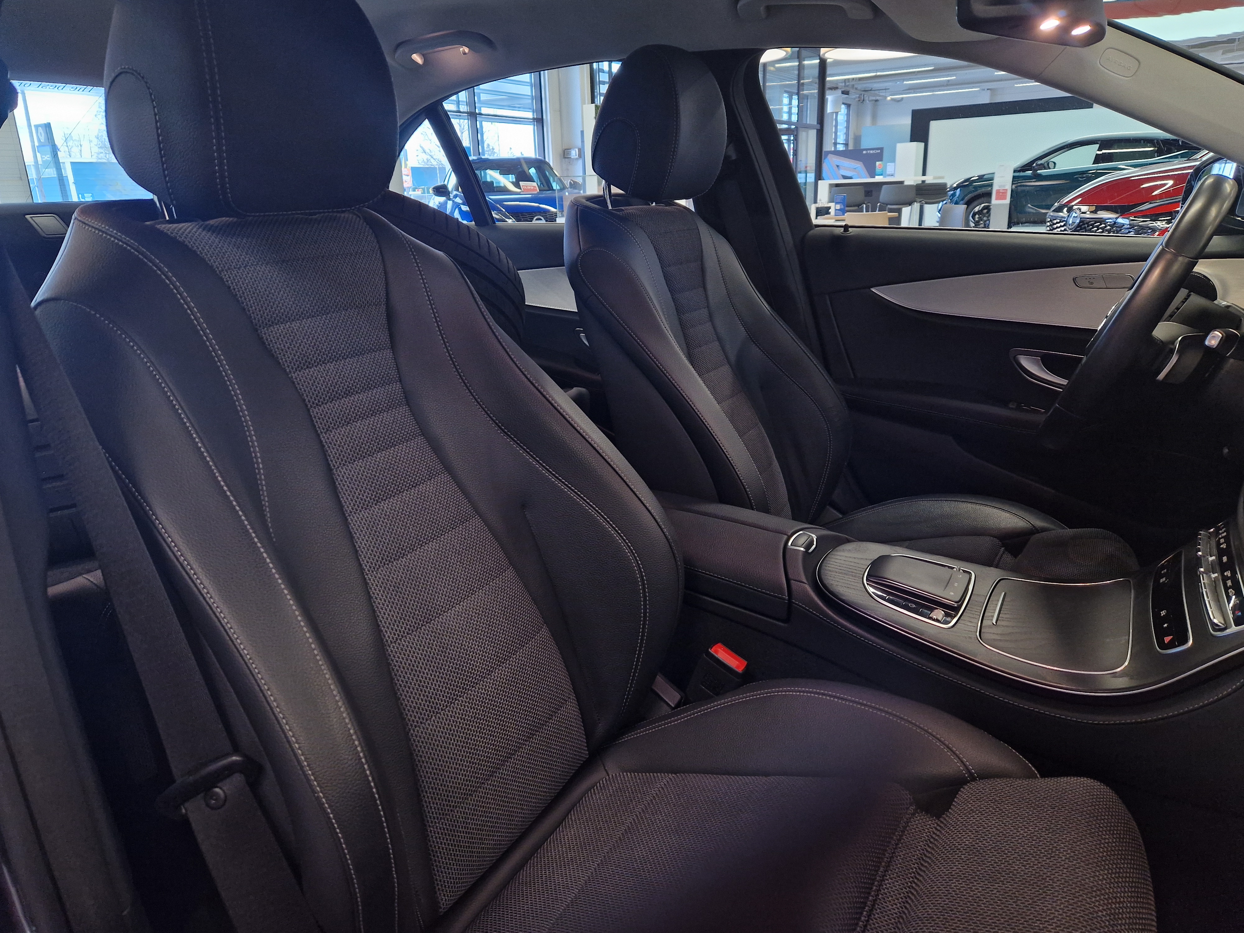 Mercedes-benz E 220 D EDITION 4MATIC A TAKUU 24KK/40TKM AVANTGARDE