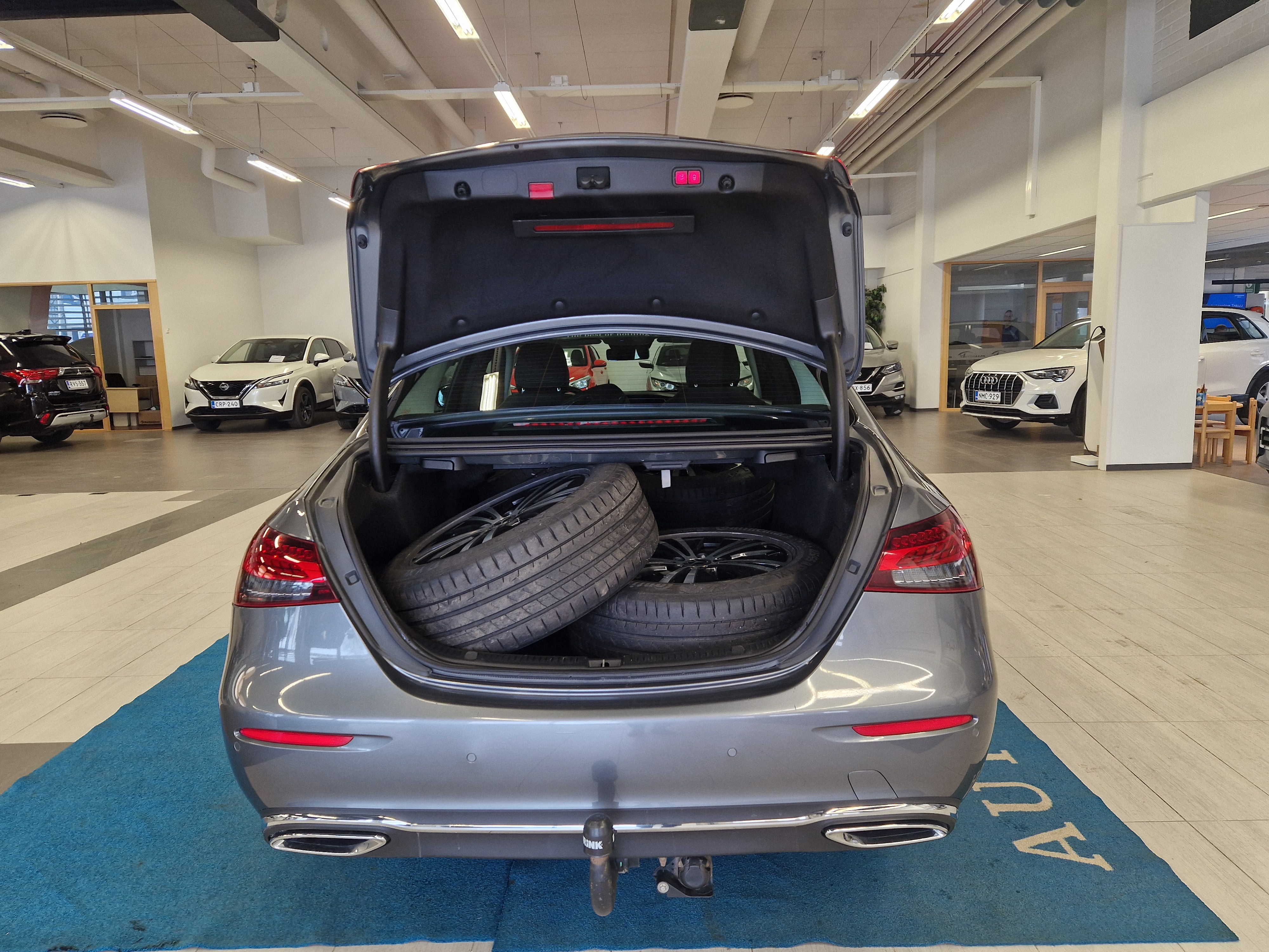 Mercedes-benz E 220 D EDITION 4MATIC A TAKUU 24KK/40TKM AVANTGARDE