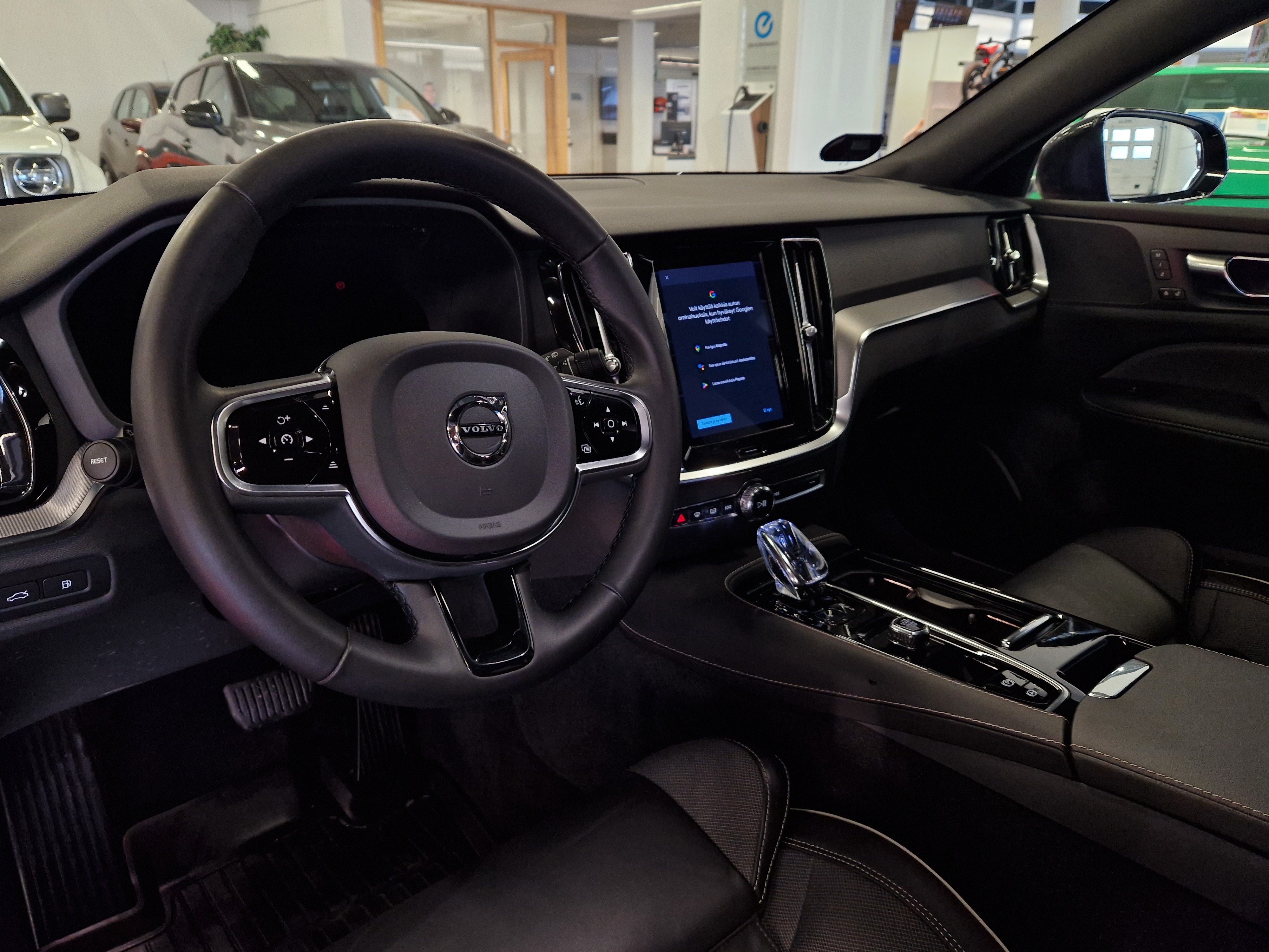 Volvo V60 T8 AWD LONG RANGE PLUS DARK TAKUU 24KK/40TKM