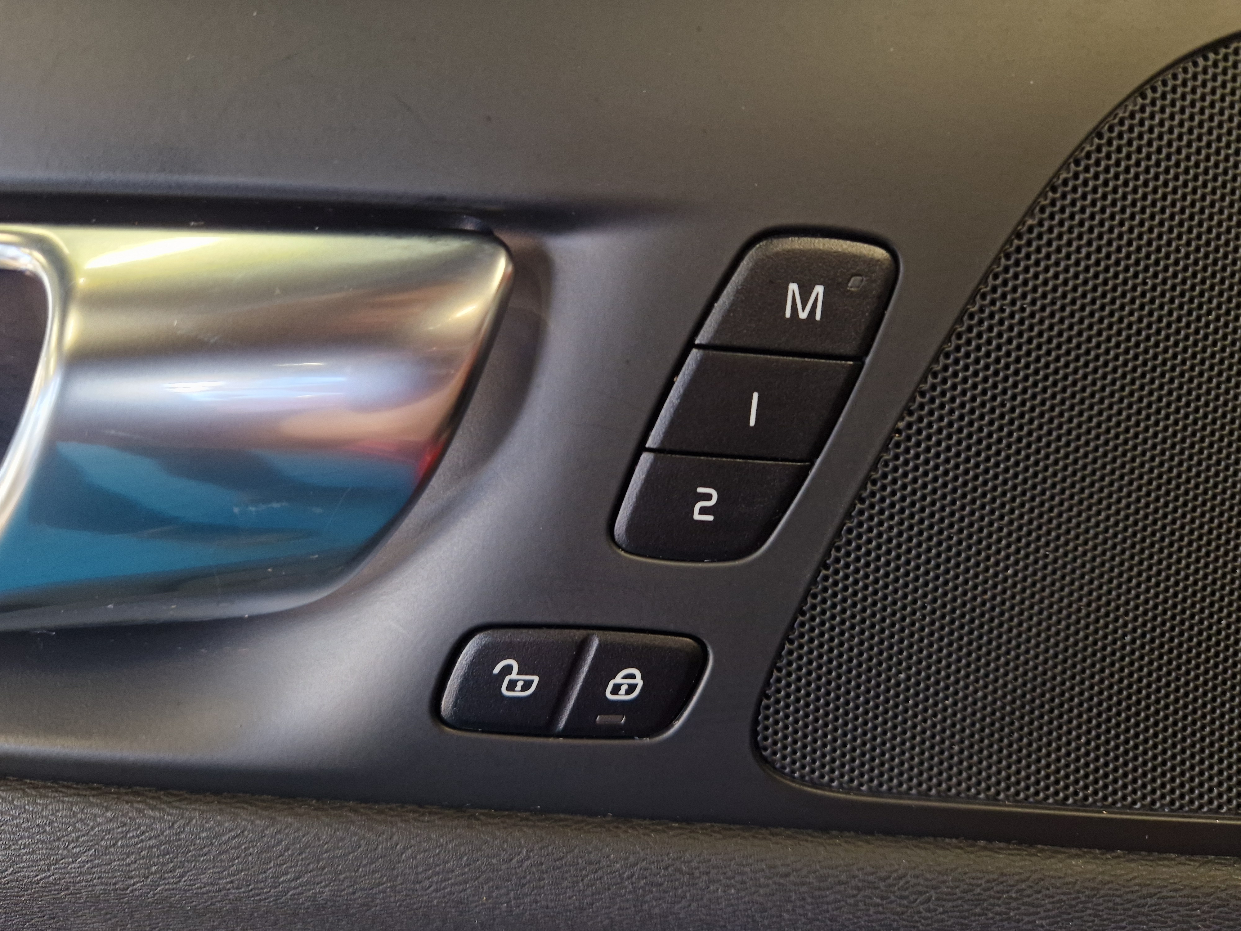 Volvo V60 T8 AWD LONG RANGE PLUS DARK TAKUU 24KK/40TKM