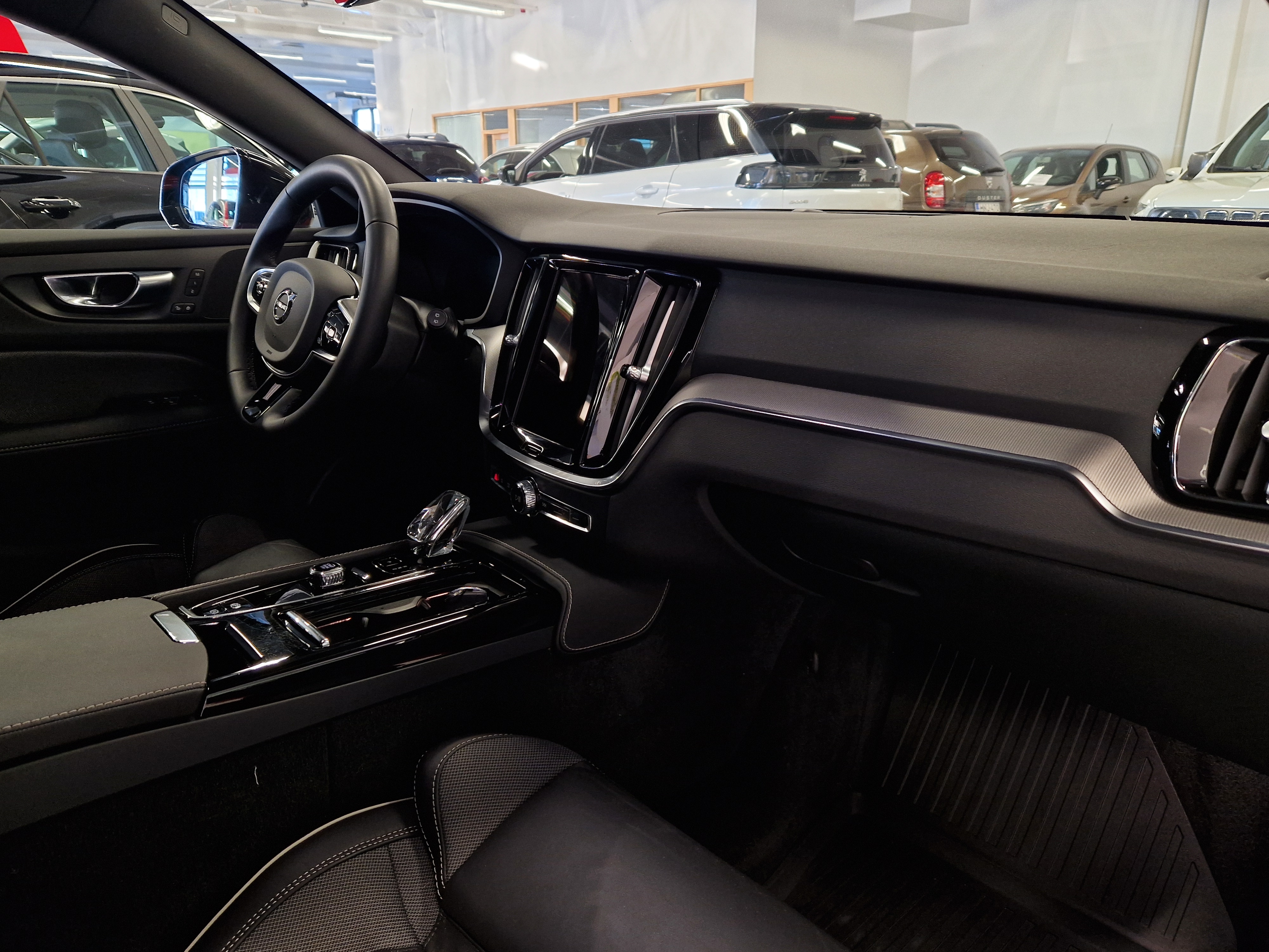 Volvo V60 T8 AWD LONG RANGE PLUS DARK TAKUU 24KK/40TKM