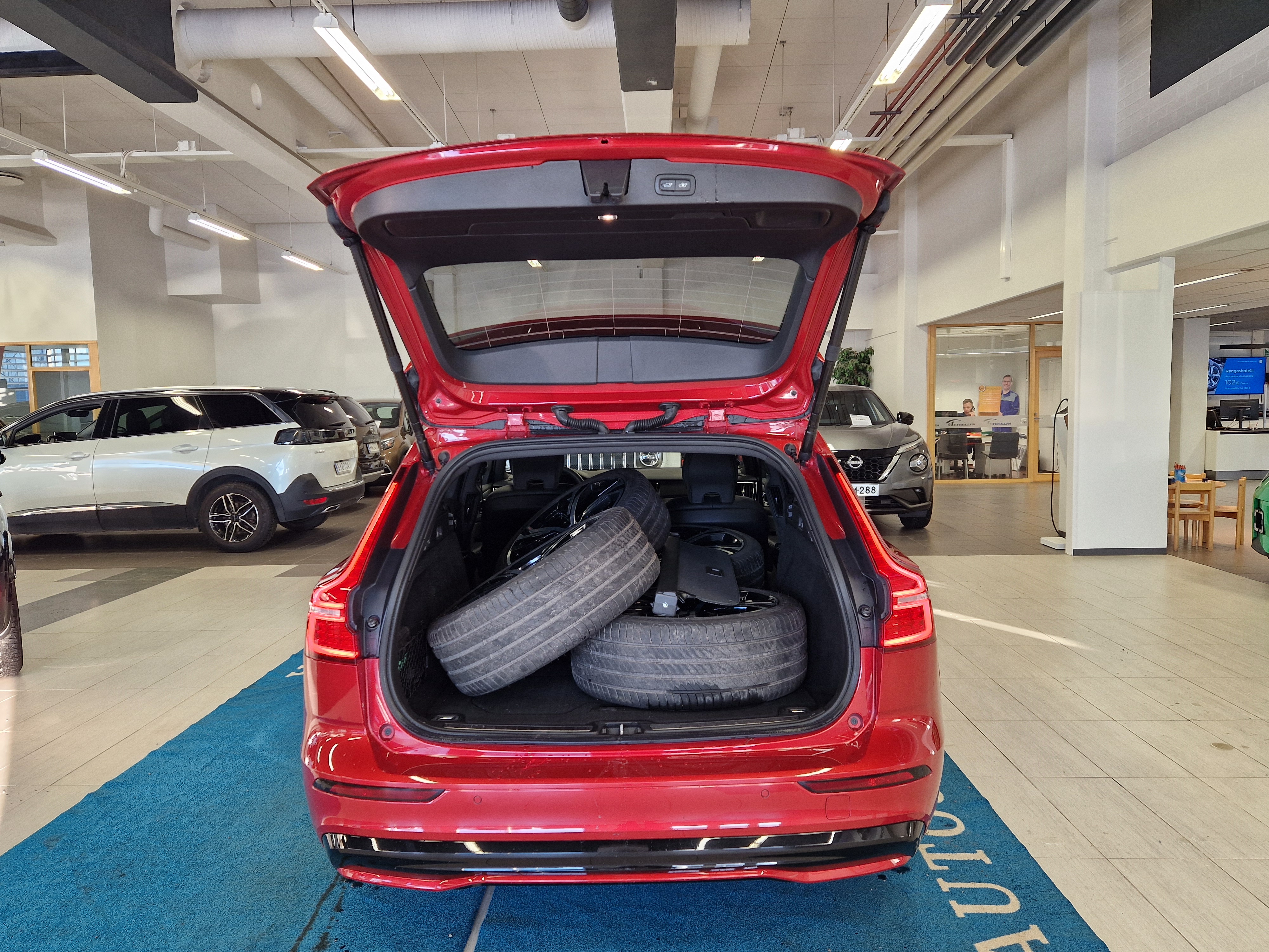 Volvo V60 T8 AWD LONG RANGE PLUS DARK TAKUU 24KK/40TKM