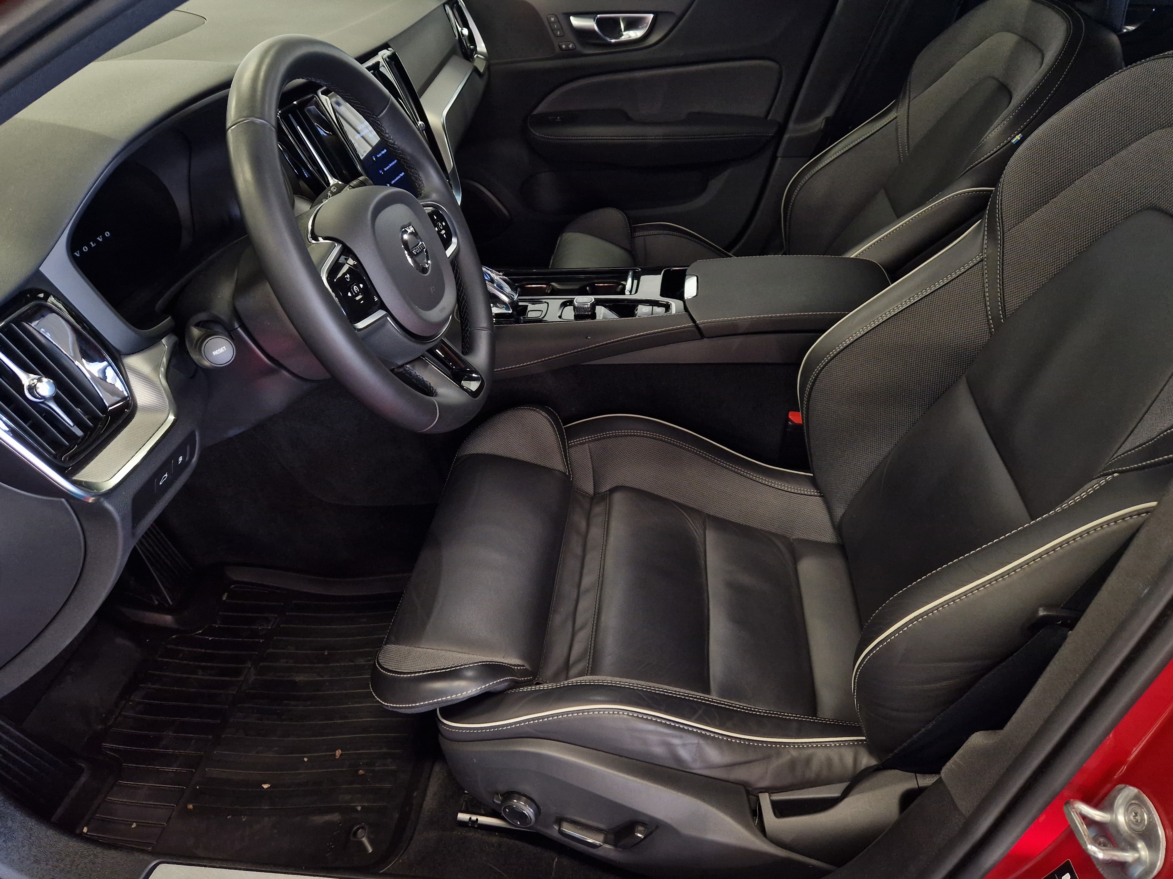 Volvo V60 T8 AWD LONG RANGE PLUS DARK TAKUU 24KK/40TKM