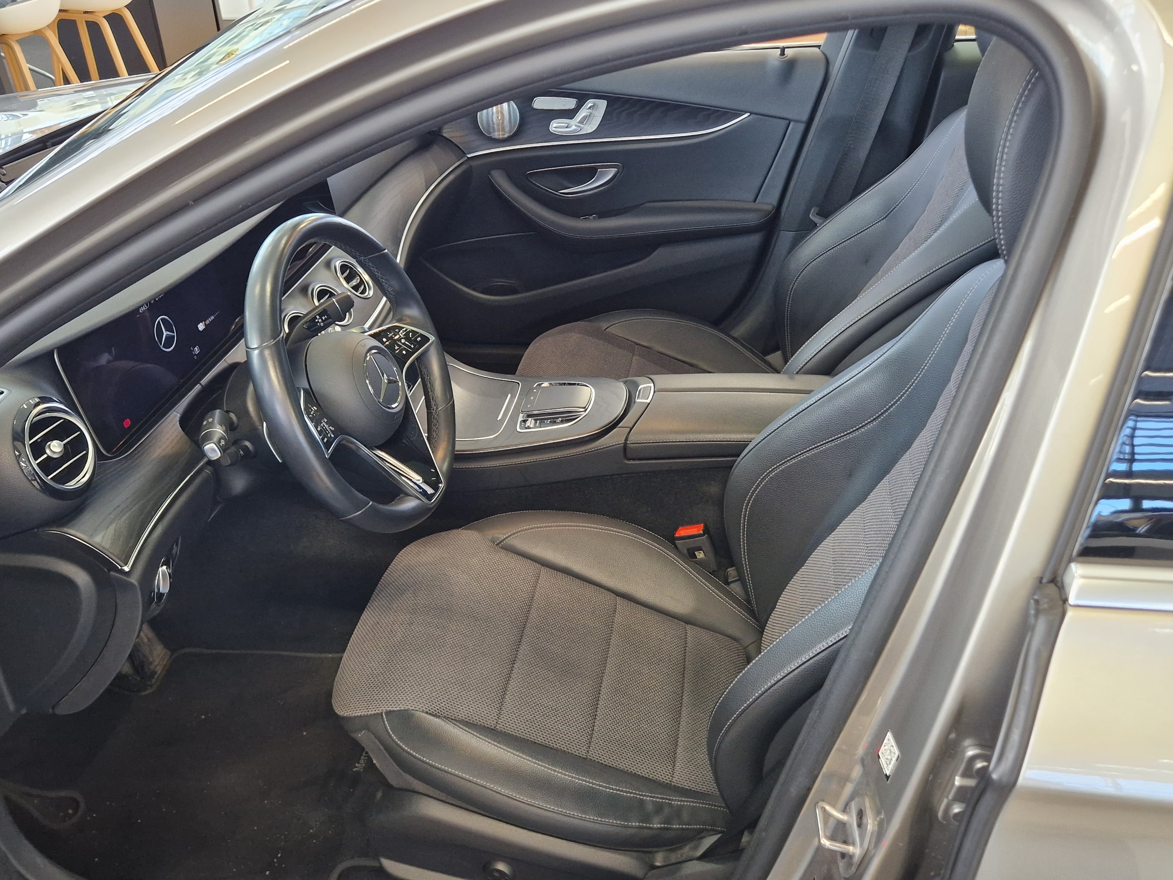 Mercedes-benz E 300 E 4MATIC A STAR EDITION TAKUU 24KK/40TKM