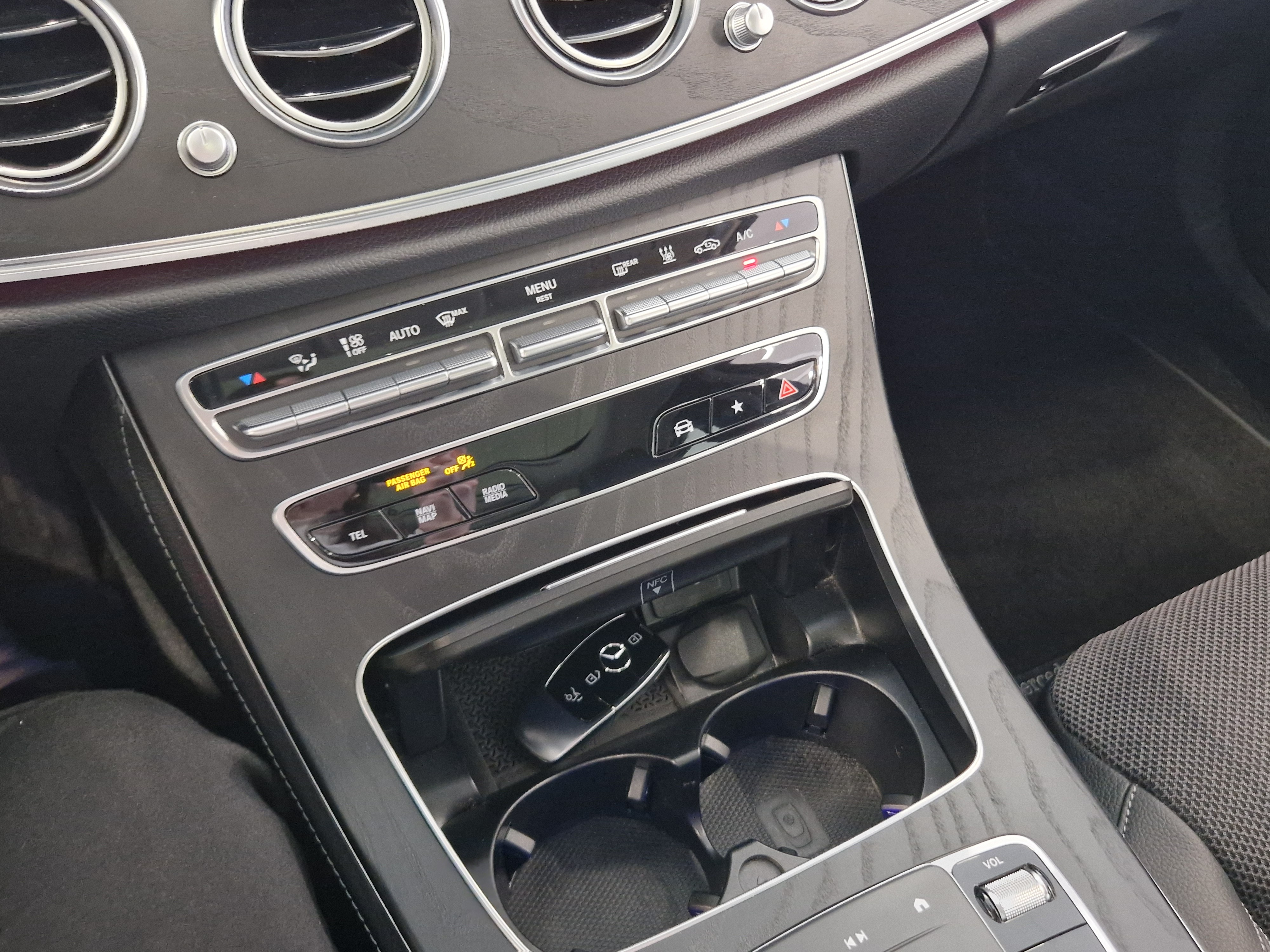 Mercedes-benz E 300 E 4MATIC A STAR EDITION TAKUU 24KK/40TKM