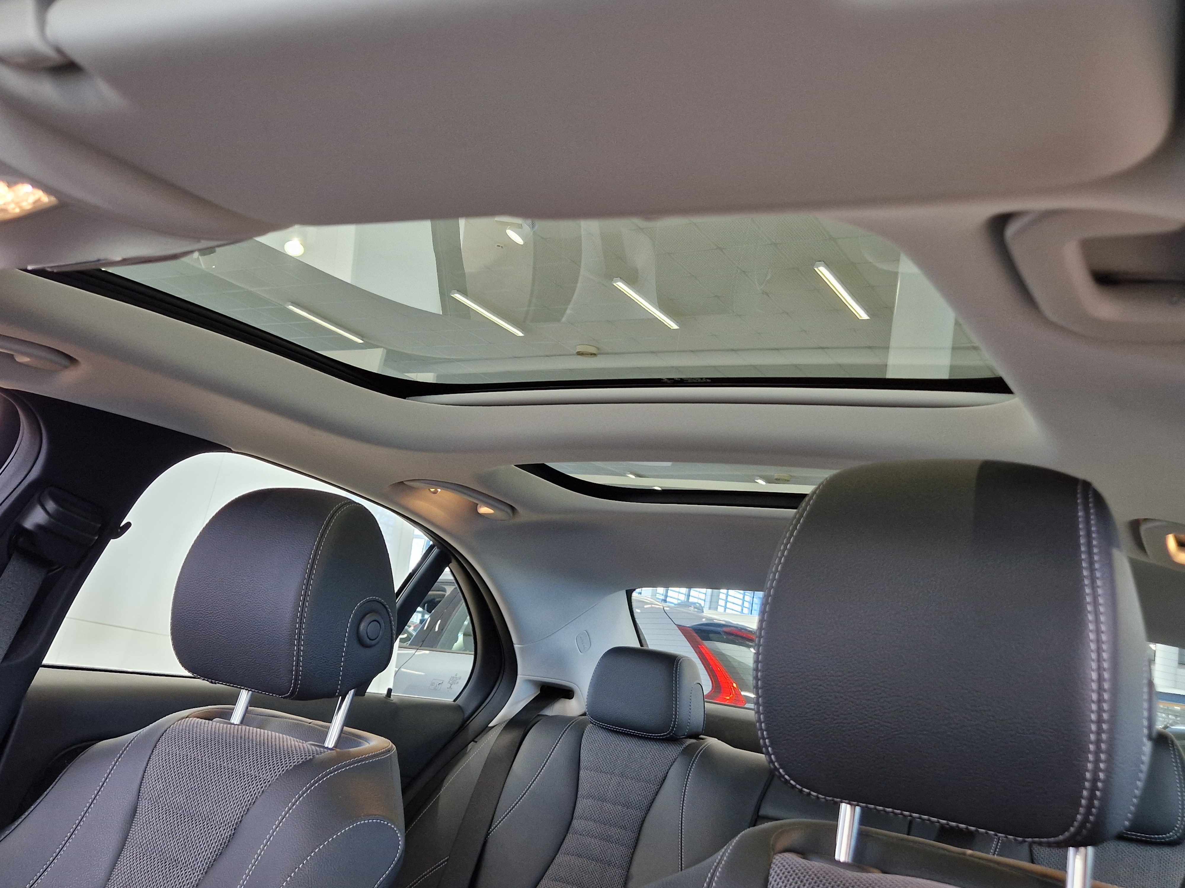 Mercedes-benz E 300 E 4MATIC A STAR EDITION TAKUU 24KK/40TKM