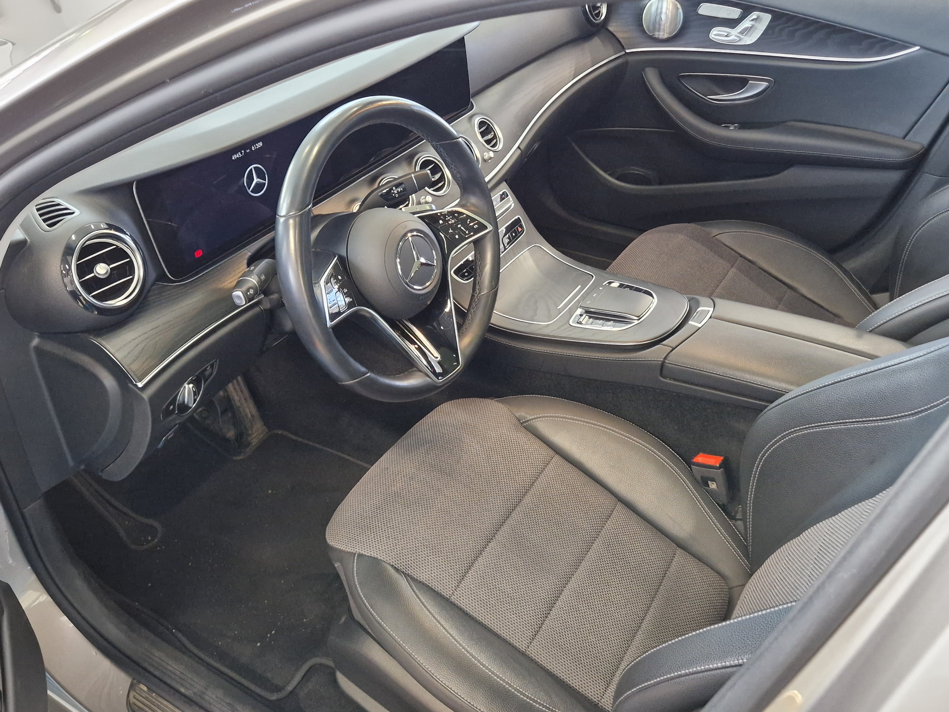 Mercedes-benz E 300 E 4MATIC A STAR EDITION TAKUU 24KK/40TKM