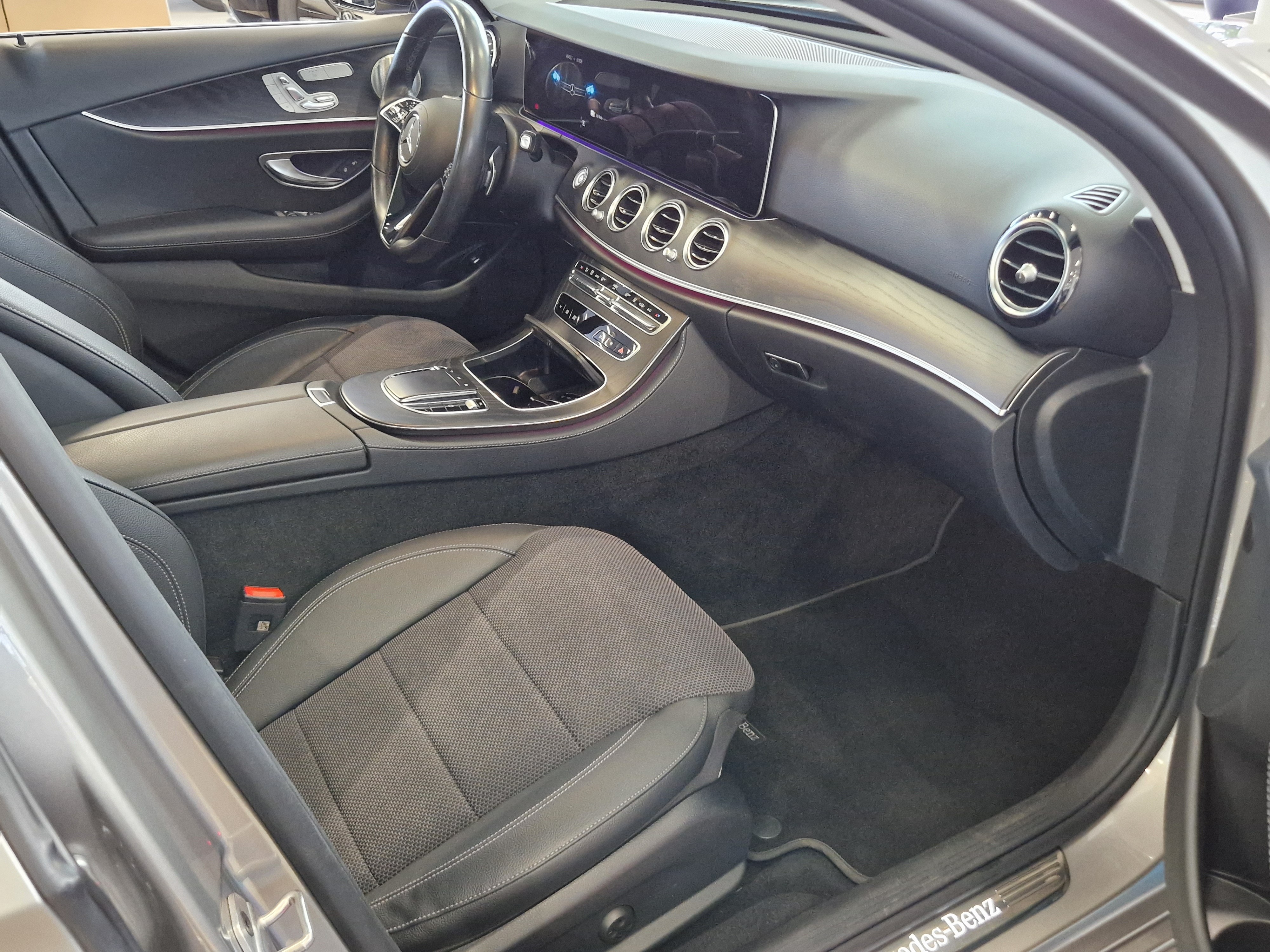 Mercedes-benz E 300 E 4MATIC A STAR EDITION TAKUU 24KK/40TKM