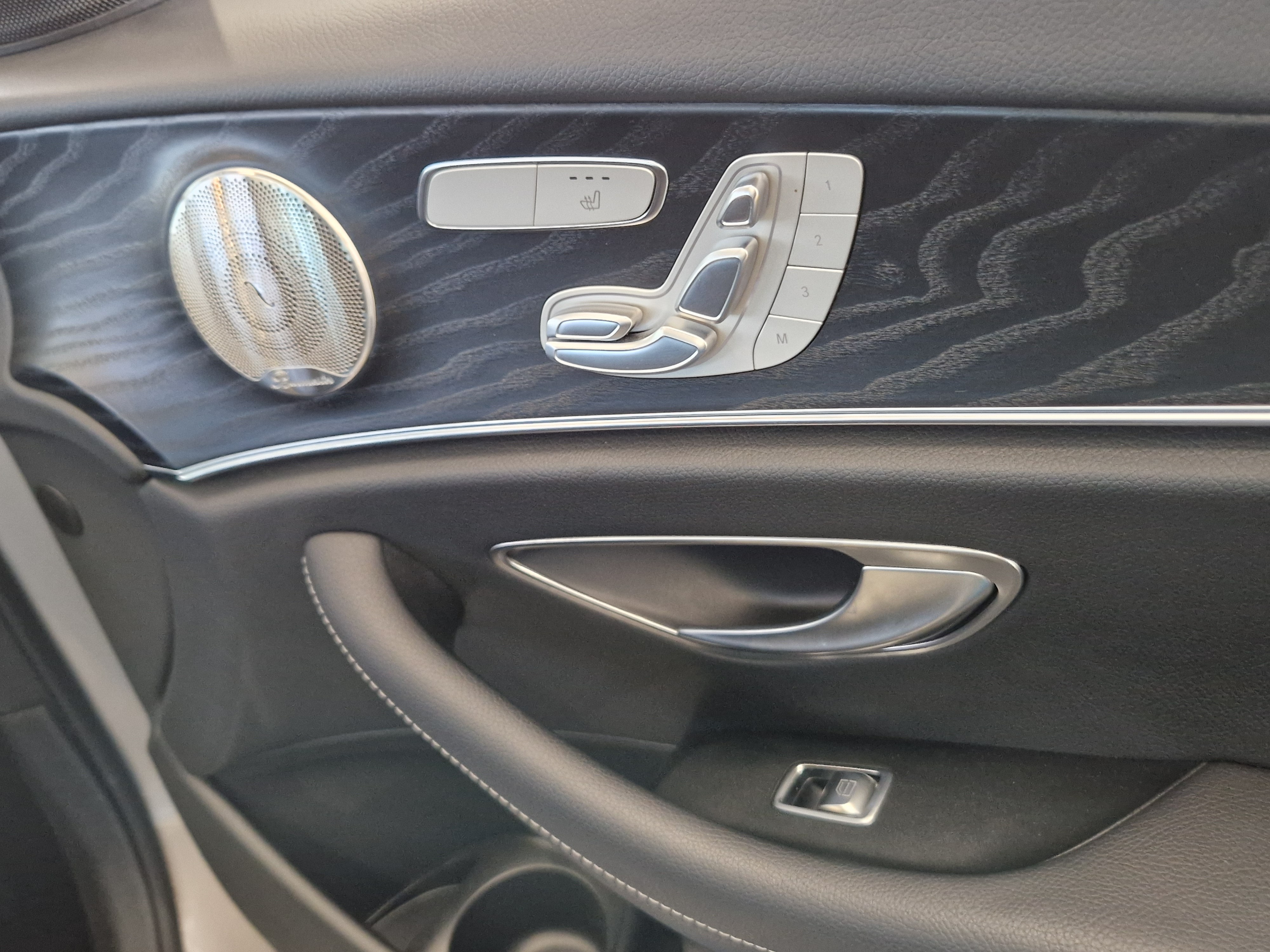 Mercedes-benz E 300 E 4MATIC A STAR EDITION TAKUU 24KK/40TKM