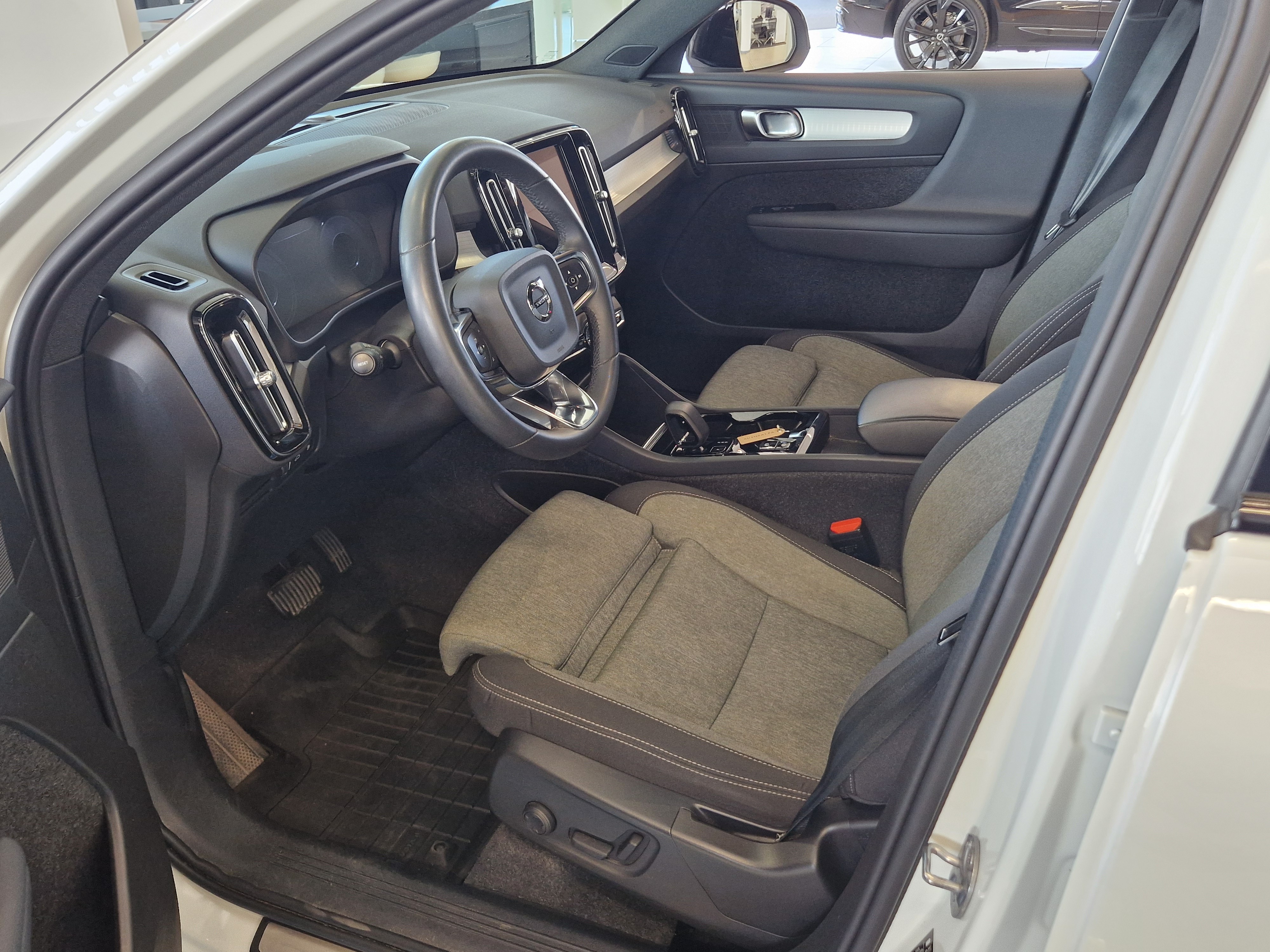 Volvo XC40 T4 TWE PLUS DARK TAKUU 24KK/40TKM