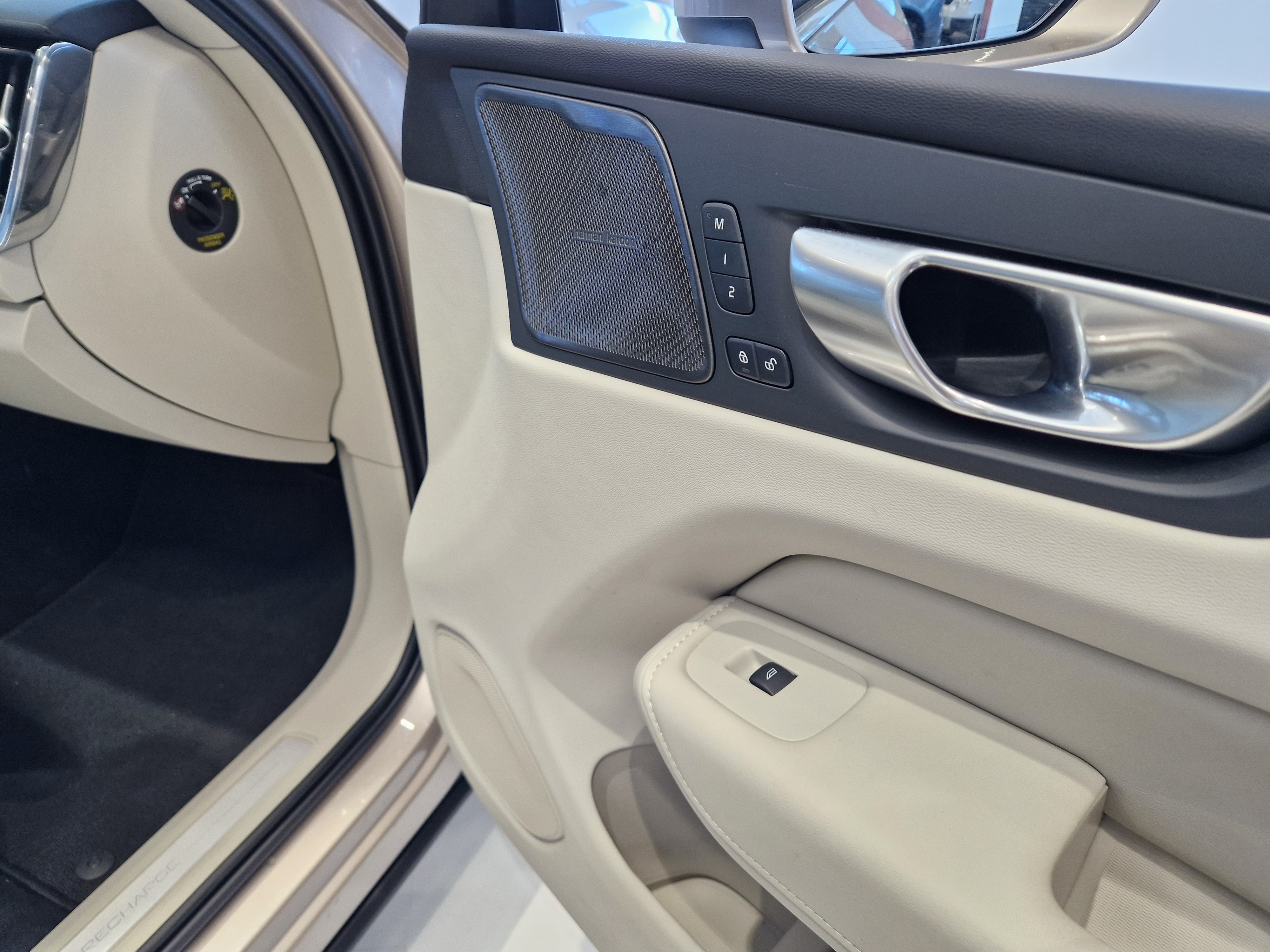 Volvo XC60 T8 AWD LONG RANGE ULTIMATE BRIGHT TAKUU 24KK/40TKM