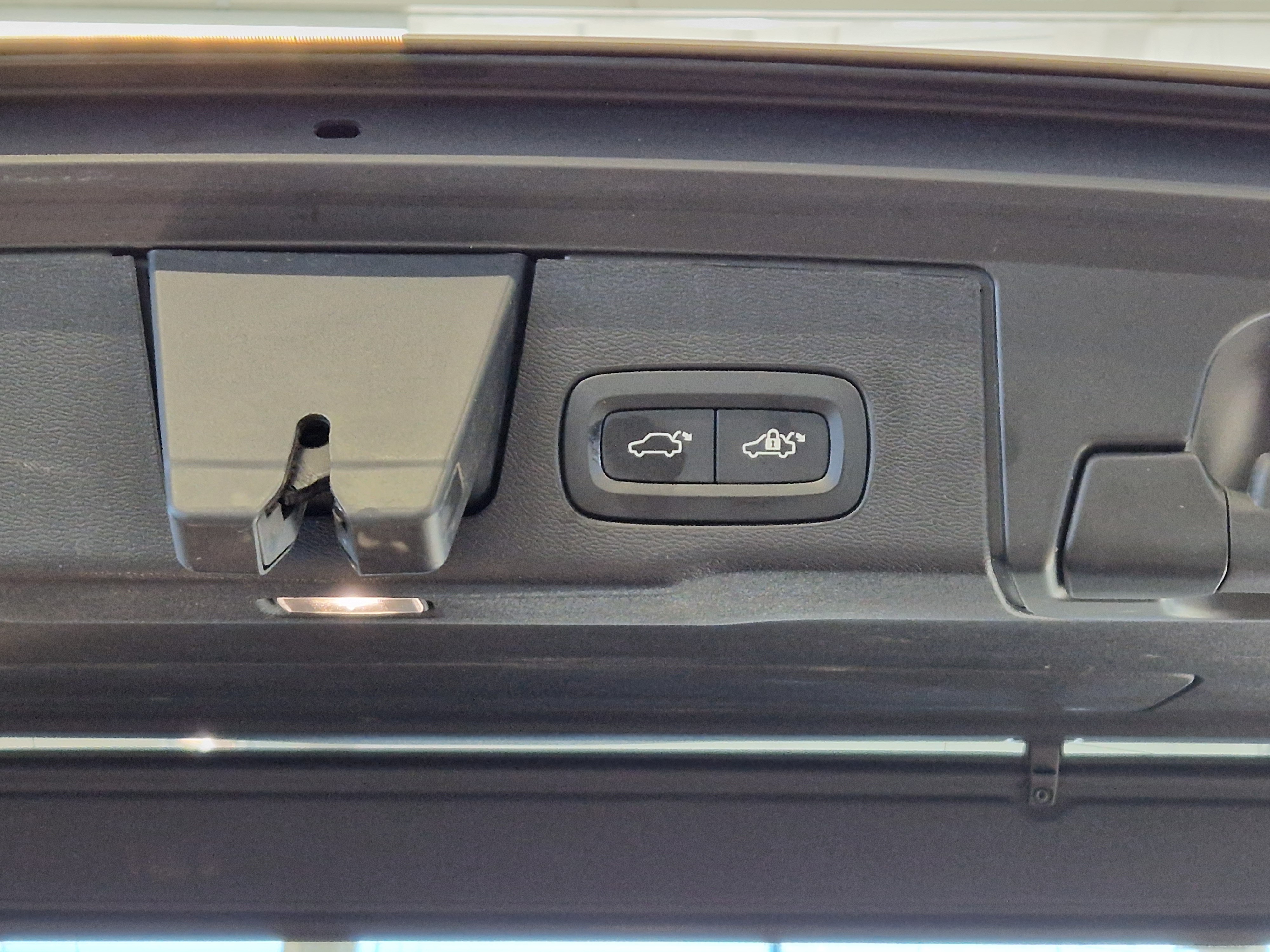 Volvo XC60 T8 AWD LONG RANGE ULTIMATE BRIGHT TAKUU 24KK/40TKM