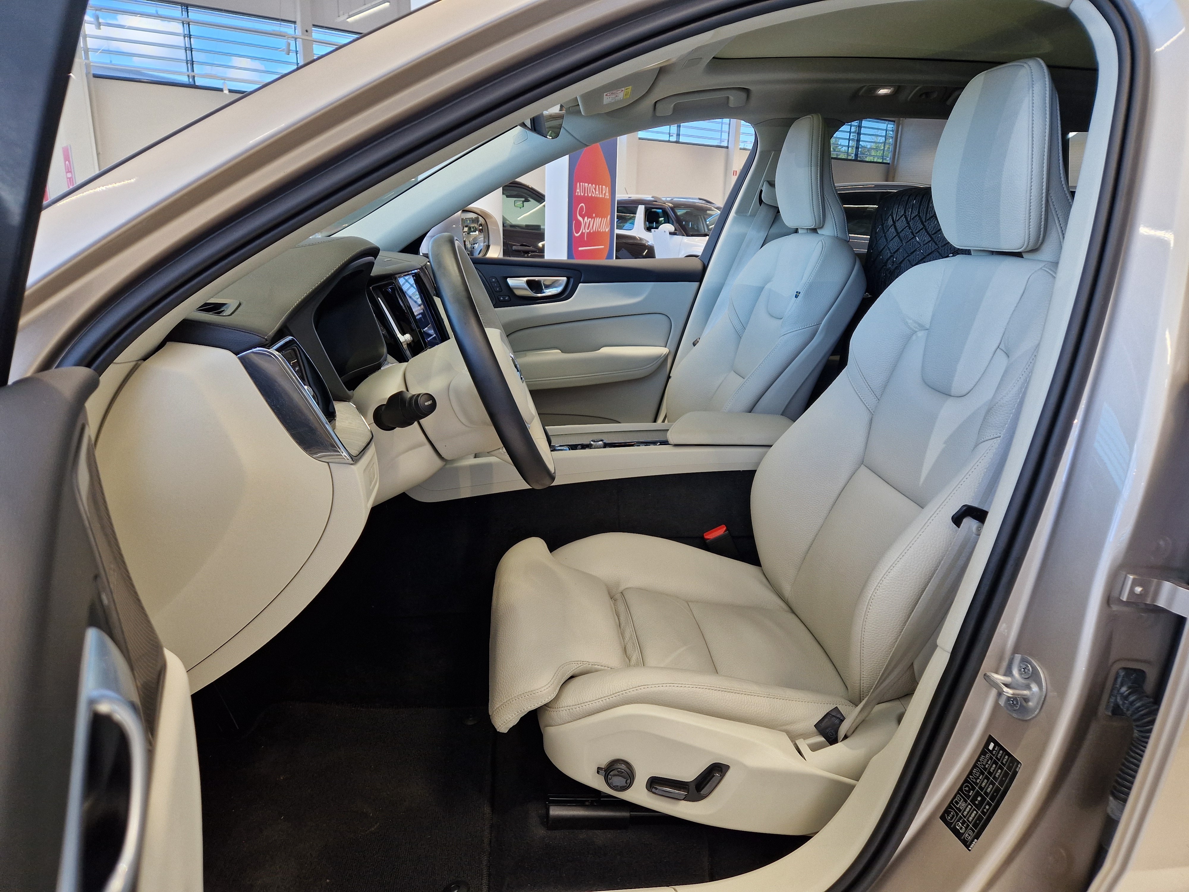 Volvo XC60 T8 AWD LONG RANGE ULTIMATE BRIGHT TAKUU 24KK/40TKM