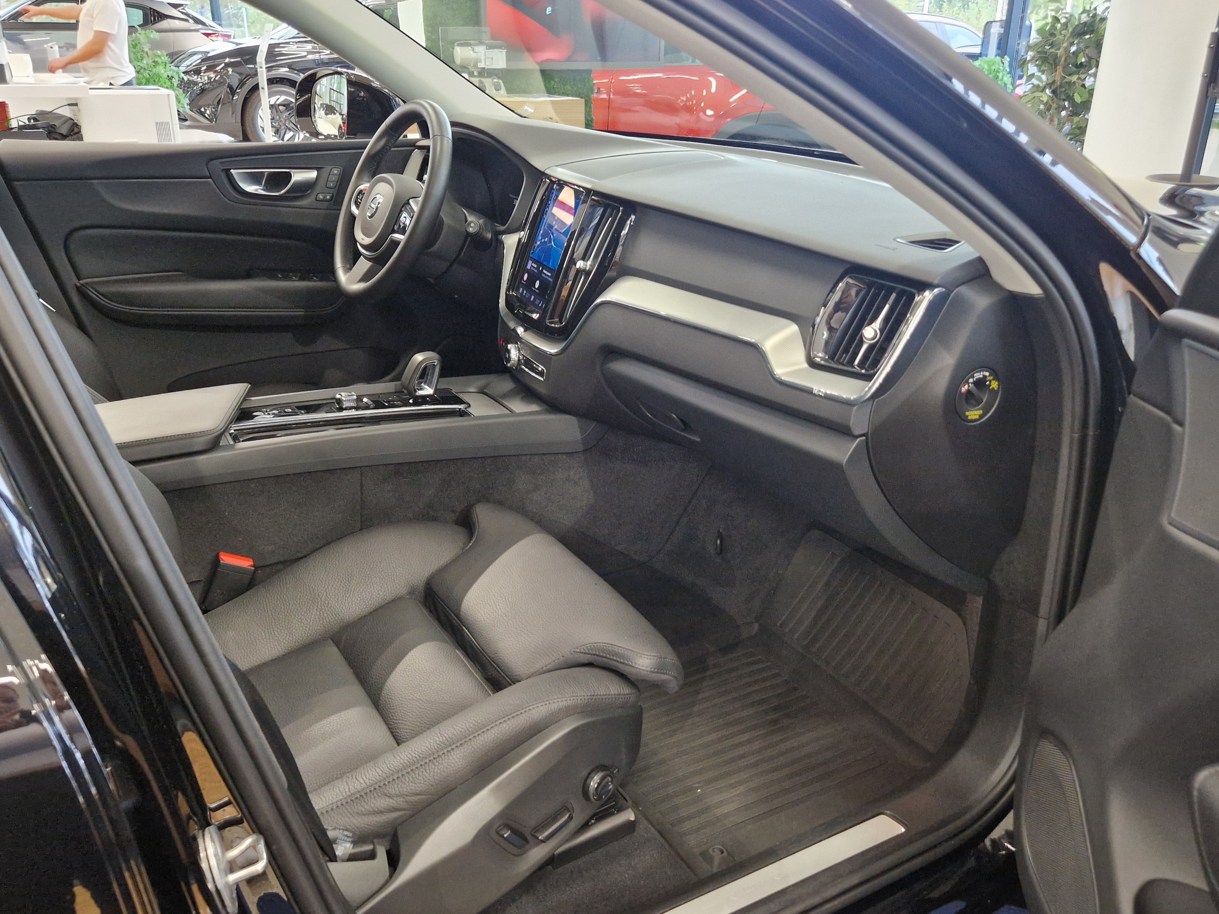 Volvo XC60 T6 AWD LONG RANGE PLUS BRIGHT TAKUU 24KK/40TKM
