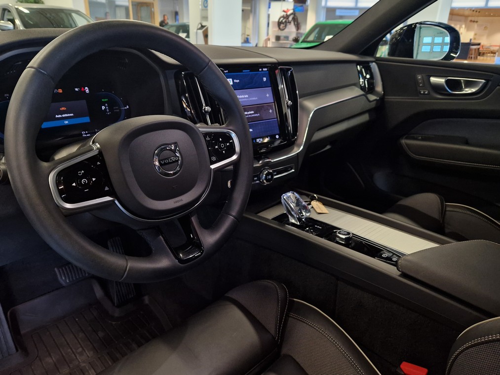 Volvo XC60 T6 AWD LONG RANGE PLUS DARK TAKUU 24KK/40TKM