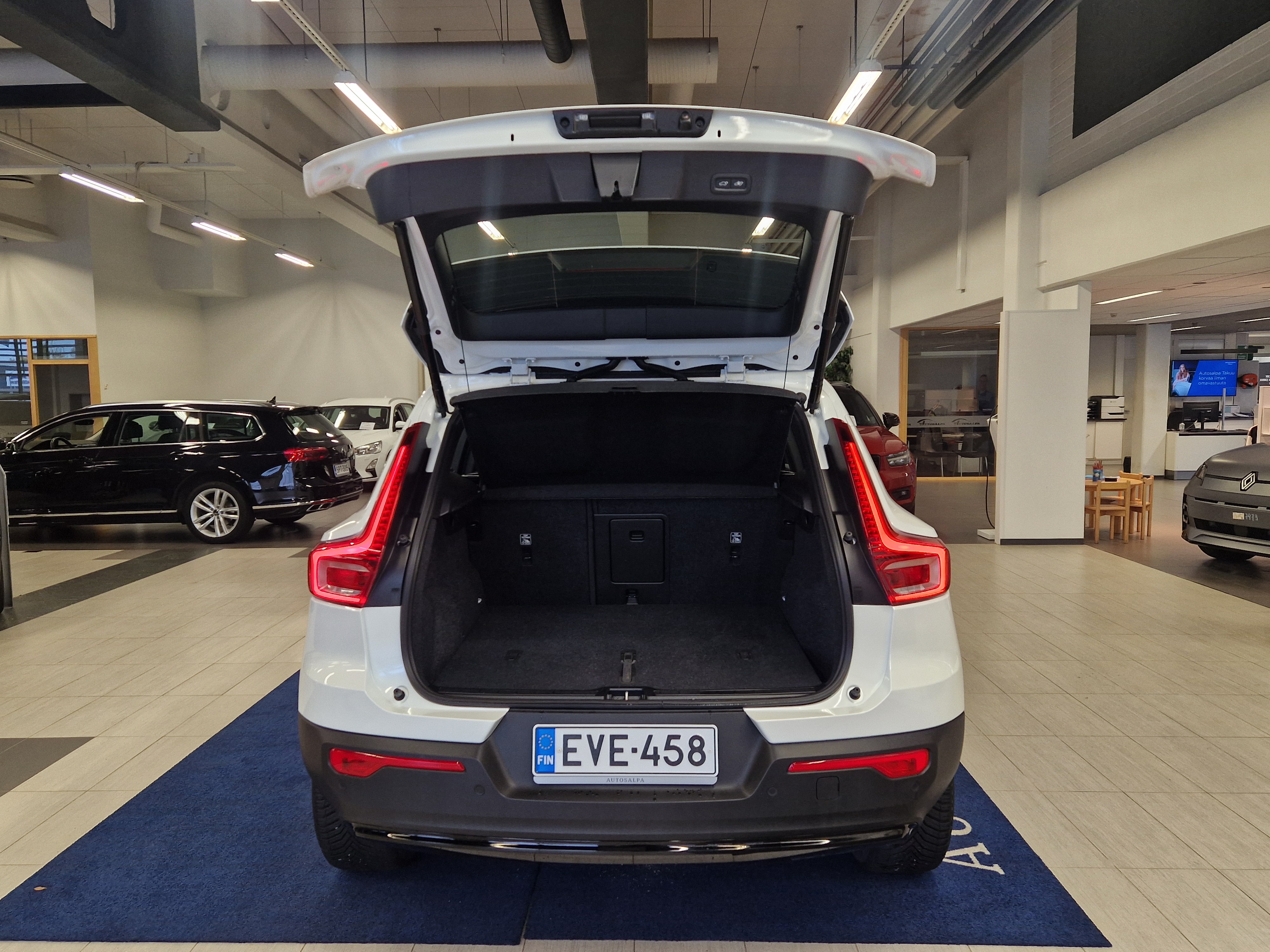 Volvo XC40 B3 MHEV Plus Dark DCT 2024, kuva 3/20