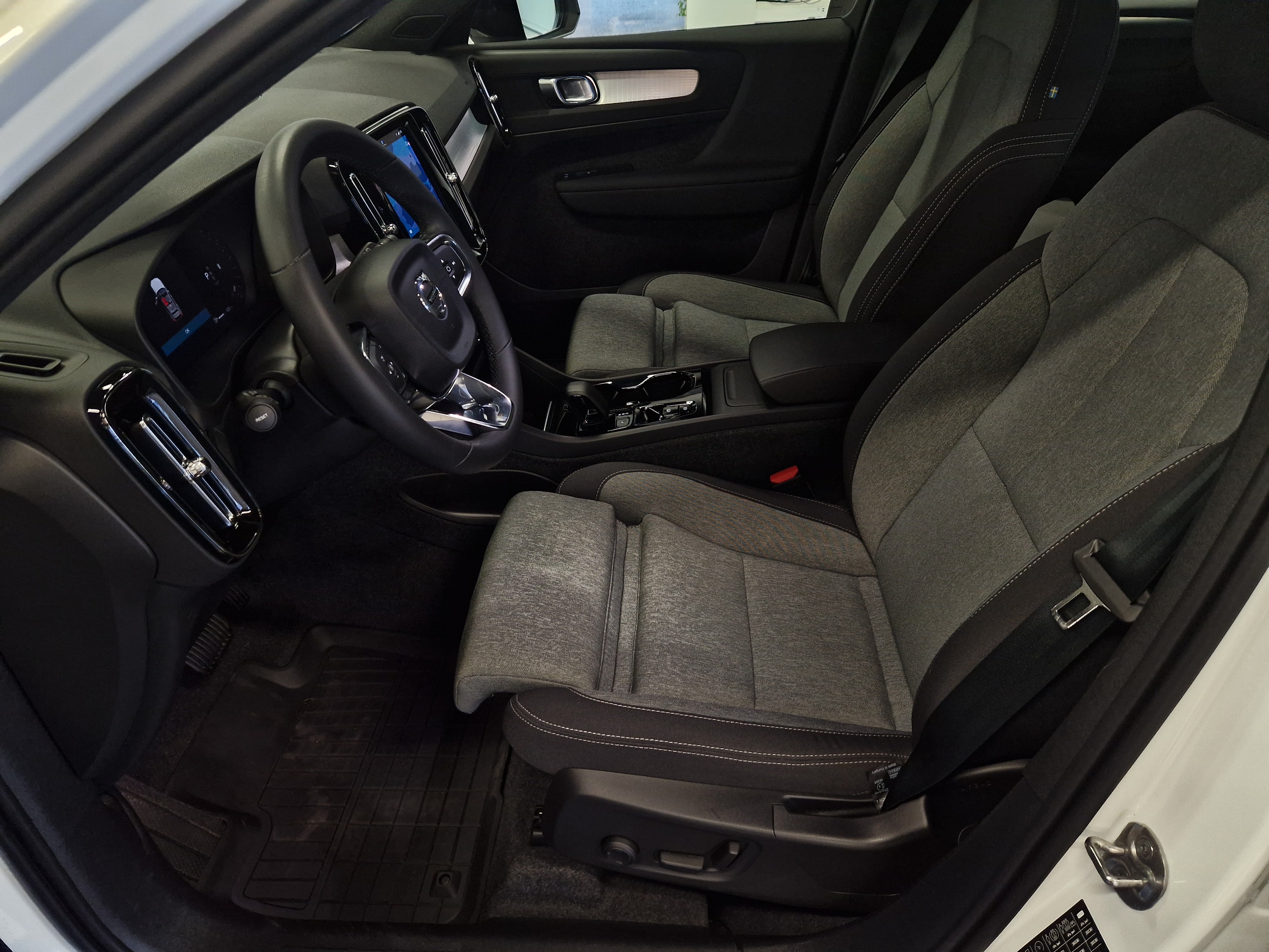 Volvo XC40 B3 MHEV Plus Dark DCT 2024, kuva 7/20
