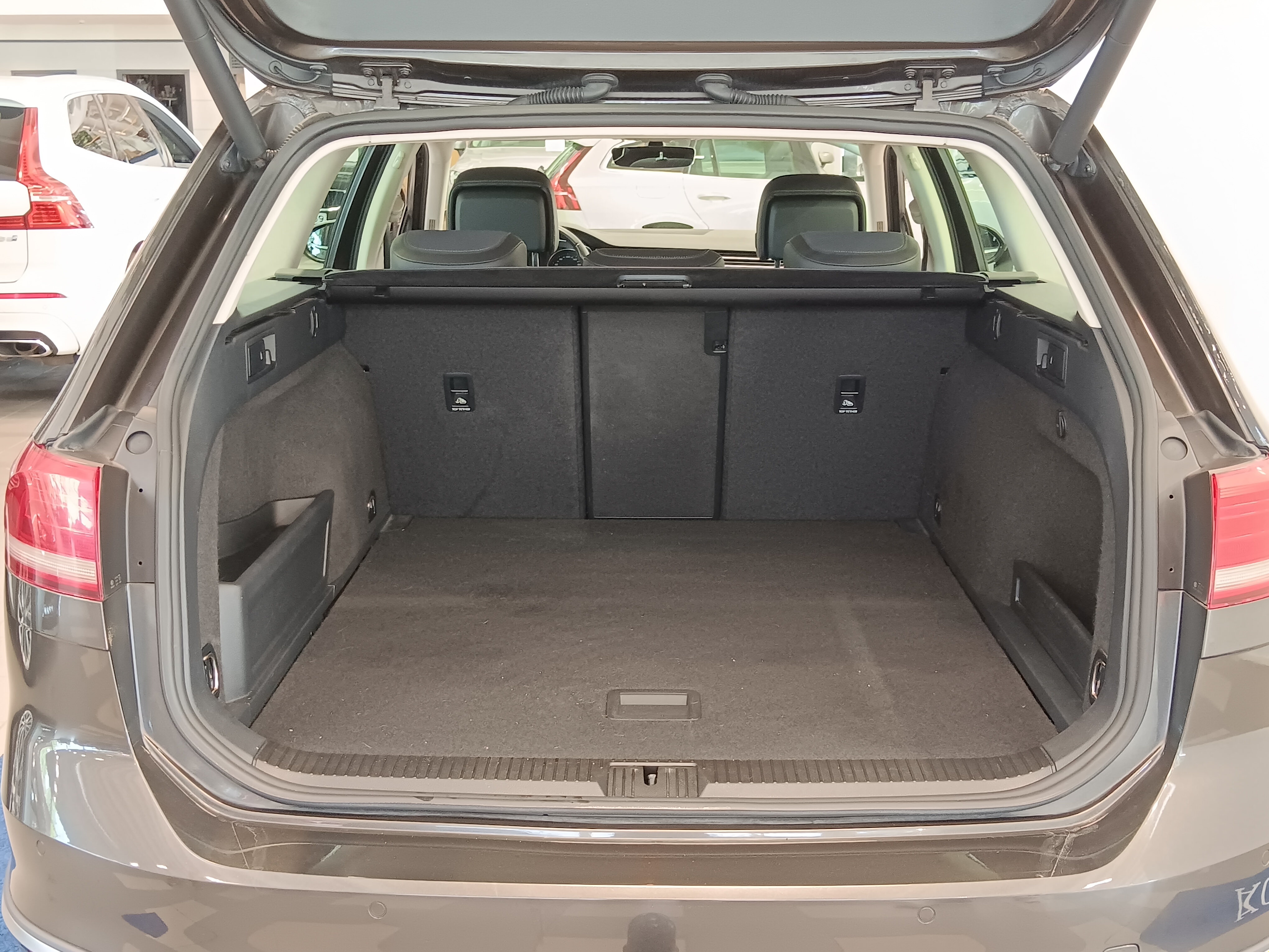 Volkswagen Passat 2016, photo 6/21