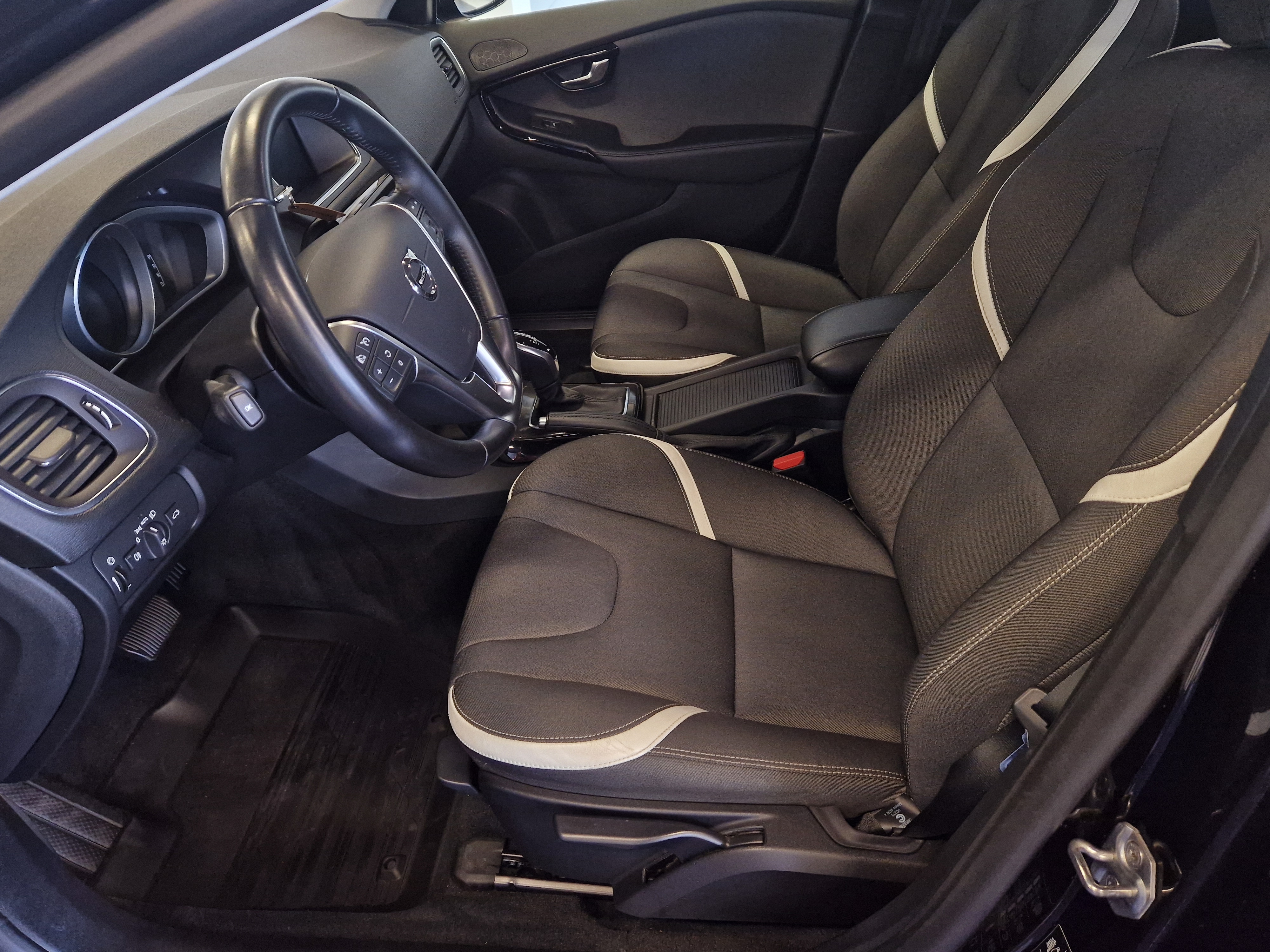 Volvo V40 D2 BUSINESS DYNAMIC EDITION AUT TAKUU 12KK/20TKM