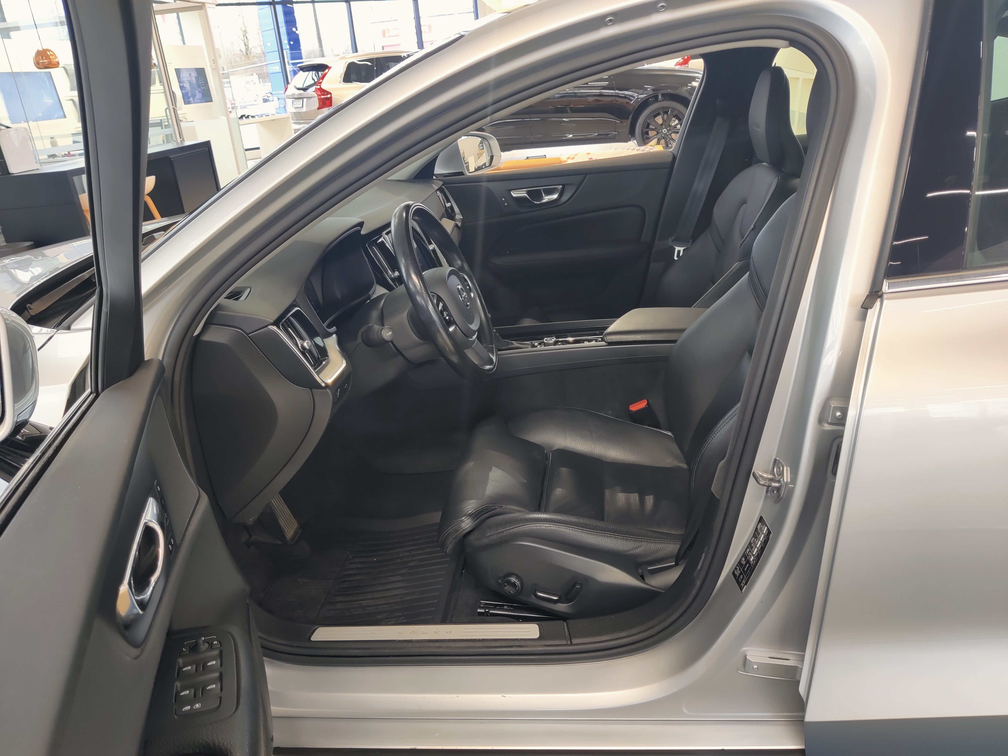 Volvo S60 T5 BUSINESS INSCRIPTION TAKUU 24KK/40TKM.