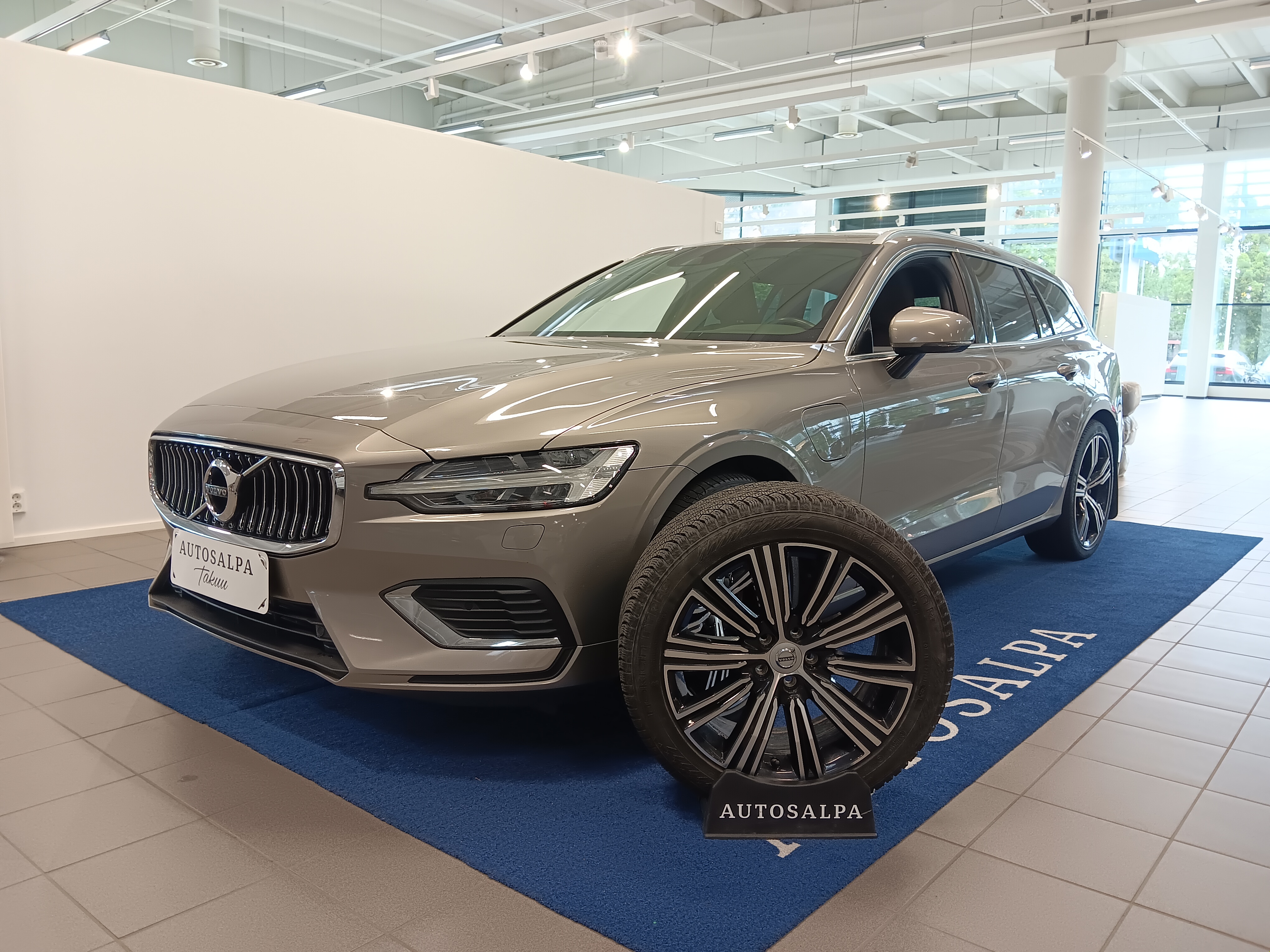 Volvo V60 T8 TwE AWD Inscription 2021, photo 2/24